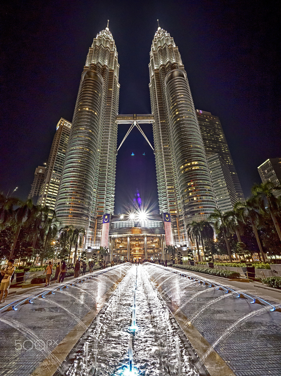 Olympus OM-D E-M10 II + Olympus M.Zuiko Digital ED 7-14mm F2.8 PRO sample photo. Petronas towers in the night photography