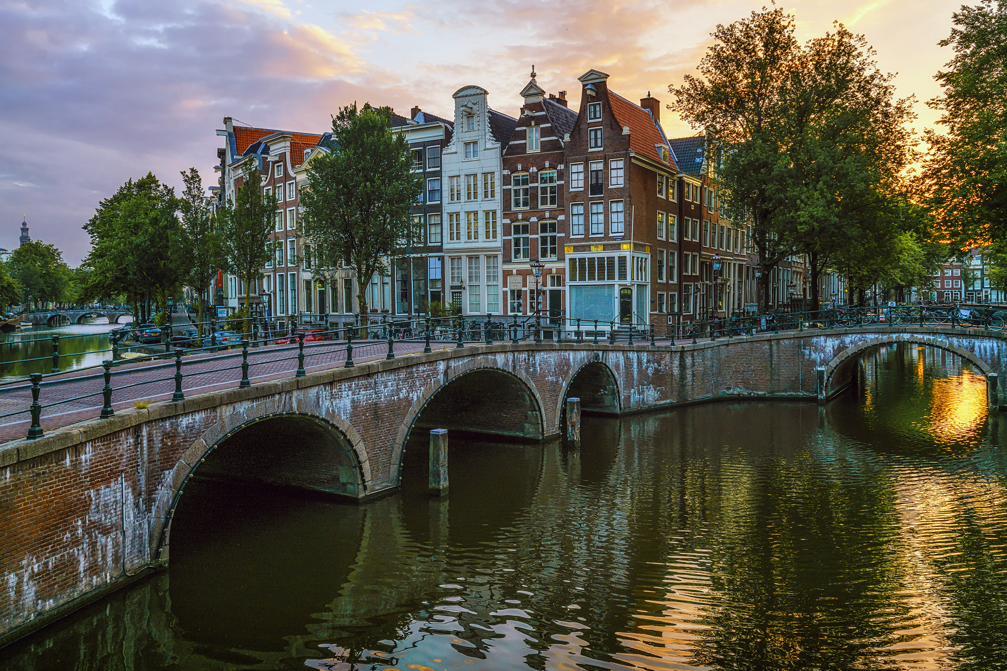 Sony a7R II + Canon EF 16-35mm F4L IS USM sample photo. Amsterdam, grachten and the early morning sun. photography