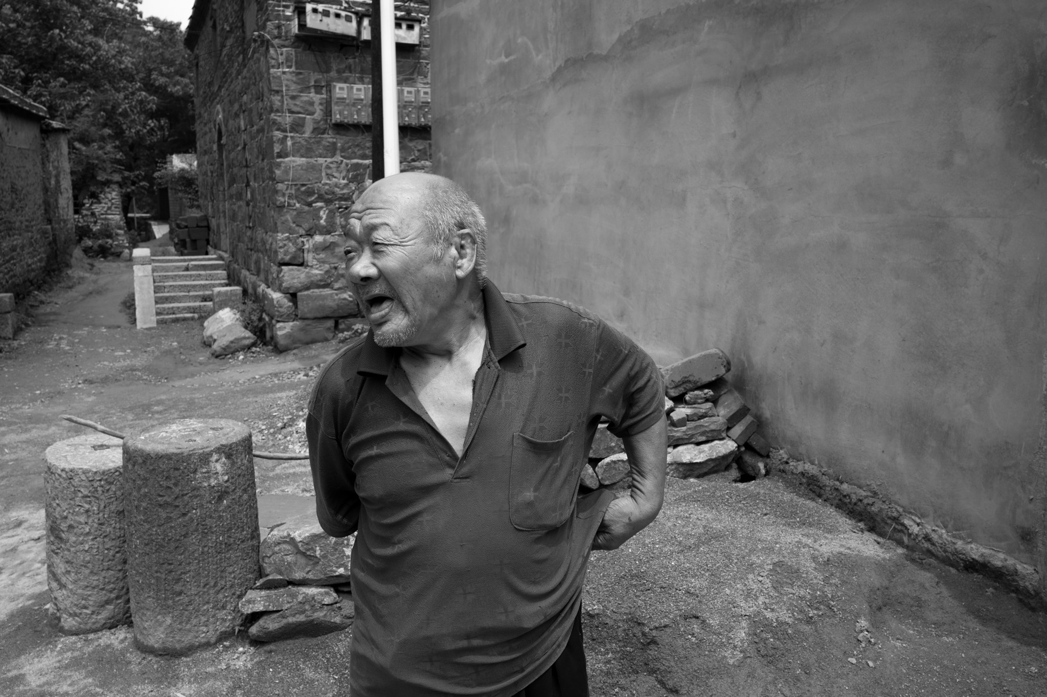 Leica Summicron-M 28mm F2 ASPH sample photo. A friendly old man photography