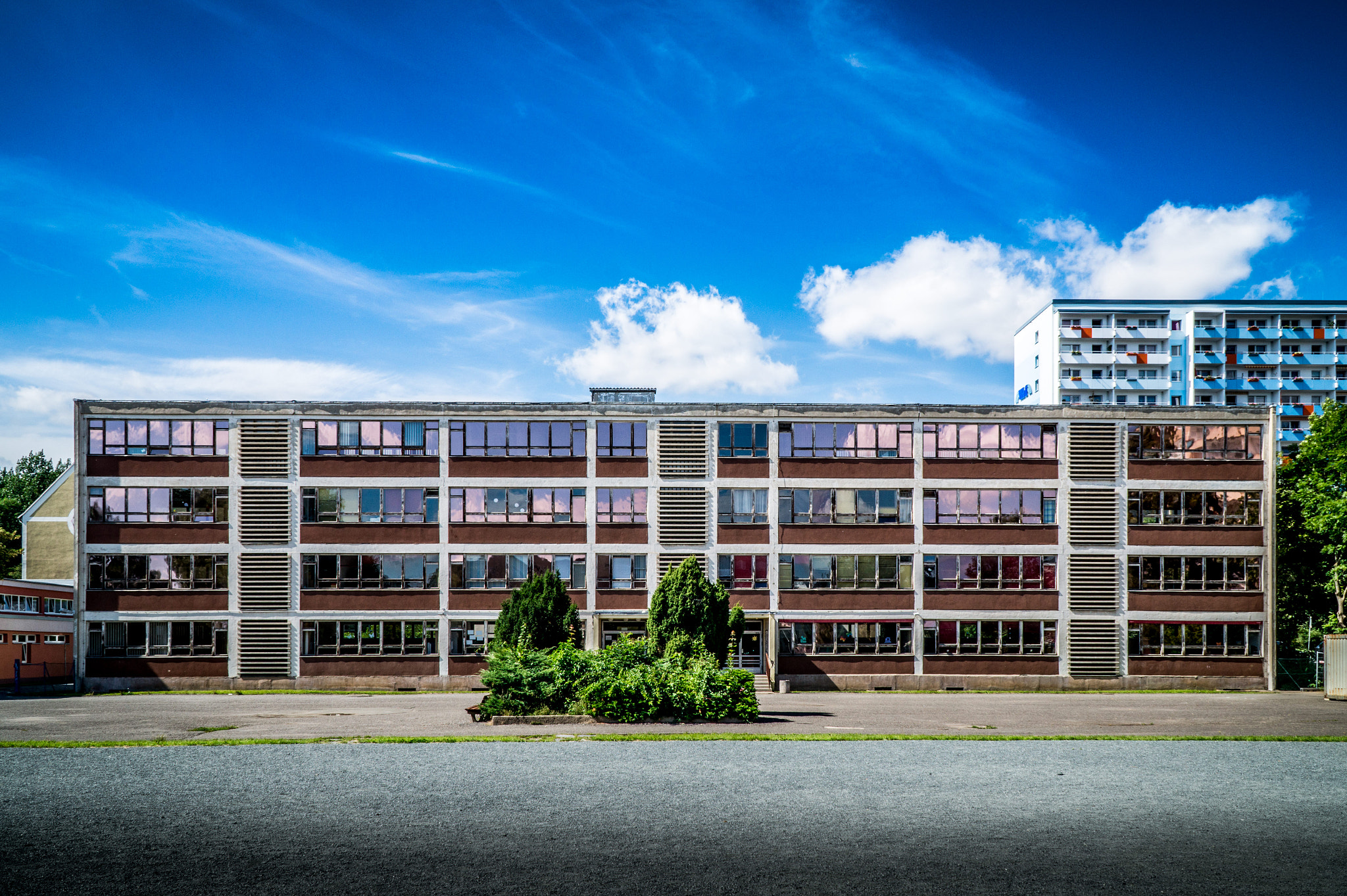 Sony Alpha a5000 (ILCE 5000) + Sony E PZ 18-105mm F4 G OSS sample photo. Allende-schule plauen. photography