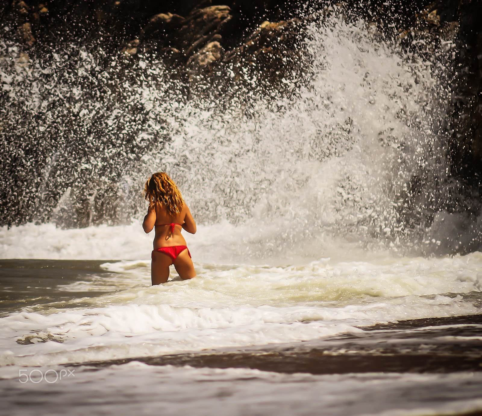Nikon D800 + AF Zoom-Nikkor 70-210mm f/4 sample photo. A young woman against the sea photography