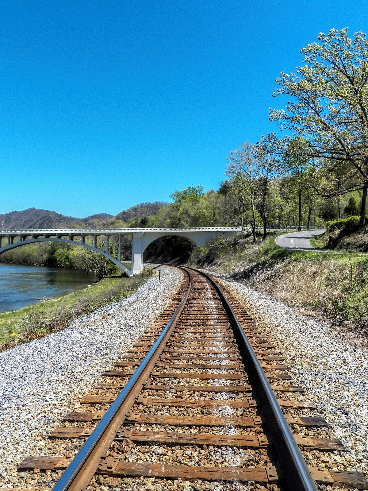 Kodak EasyShare Z990 (EasyShare Max) sample photo. The river train photography