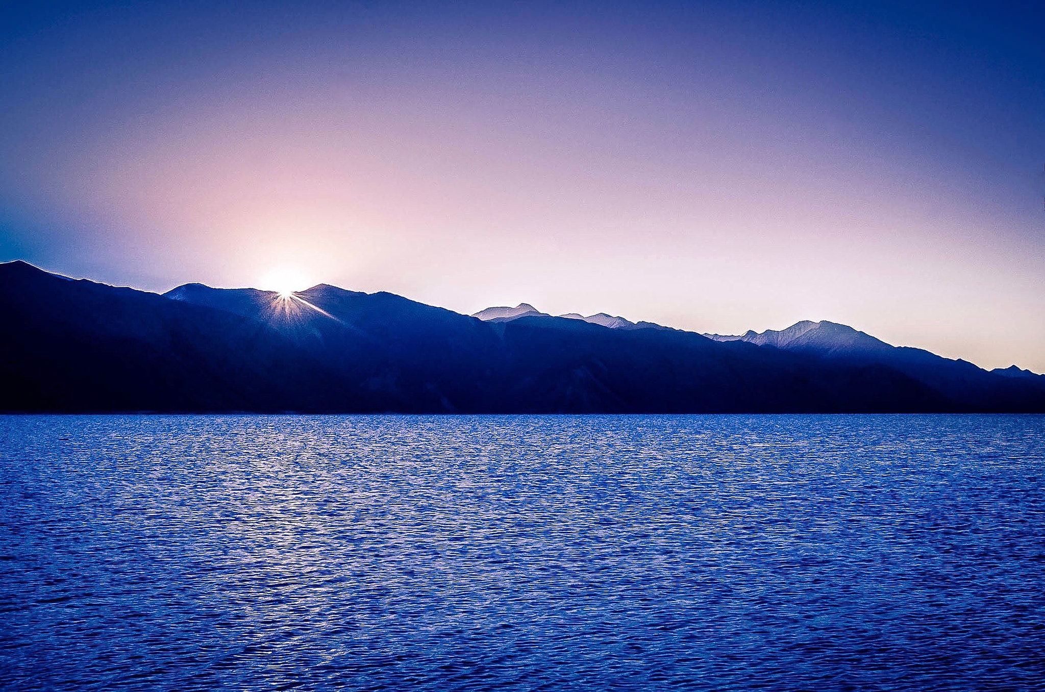 Sony Alpha DSLR-A550 + Sony DT 18-55mm F3.5-5.6 SAM II sample photo. Sunrise over pangong lake photography