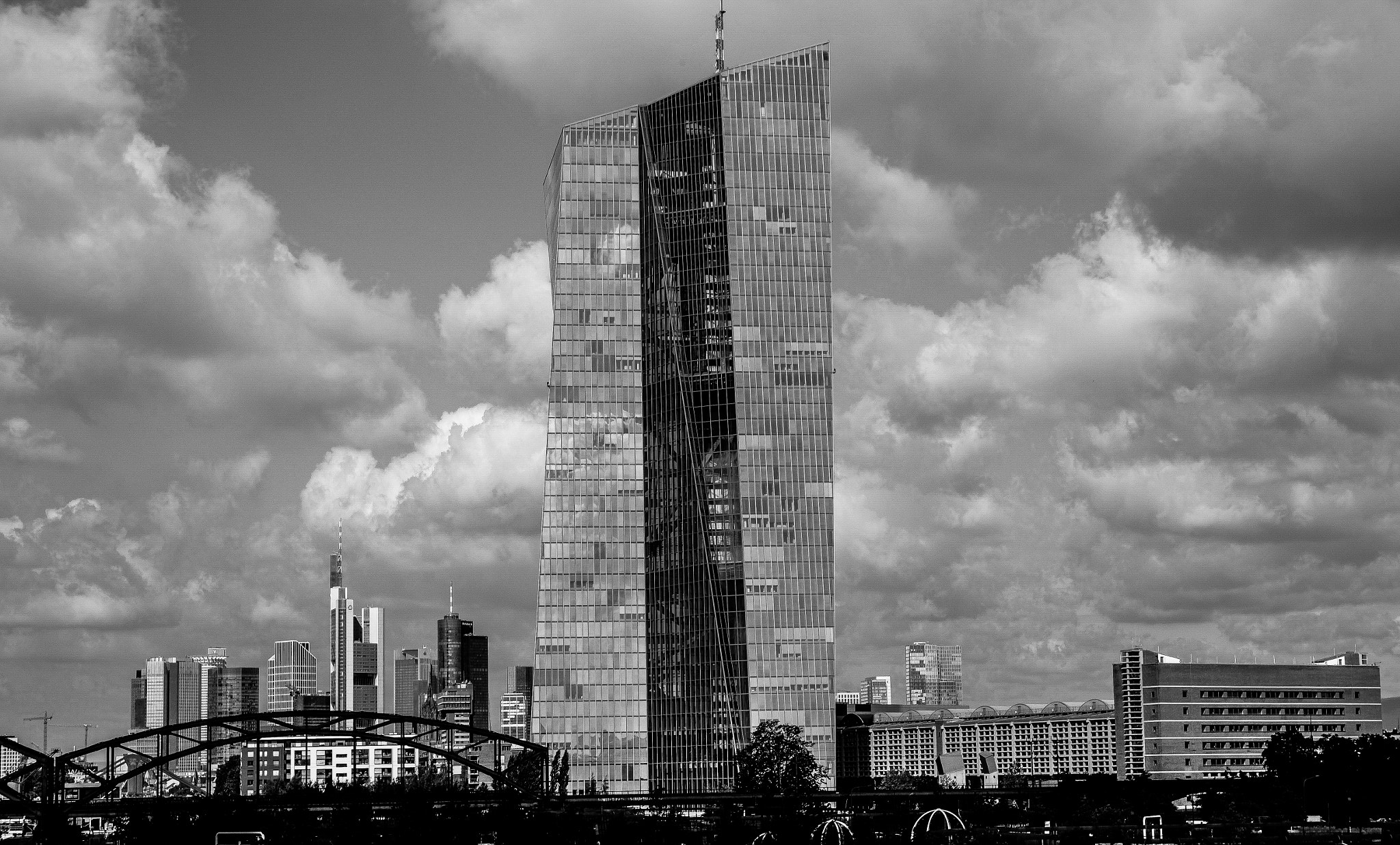 Fujifilm X-M1 + Fujifilm XF 18-55mm F2.8-4 R LM OIS sample photo. Wolken über frankfurt photography