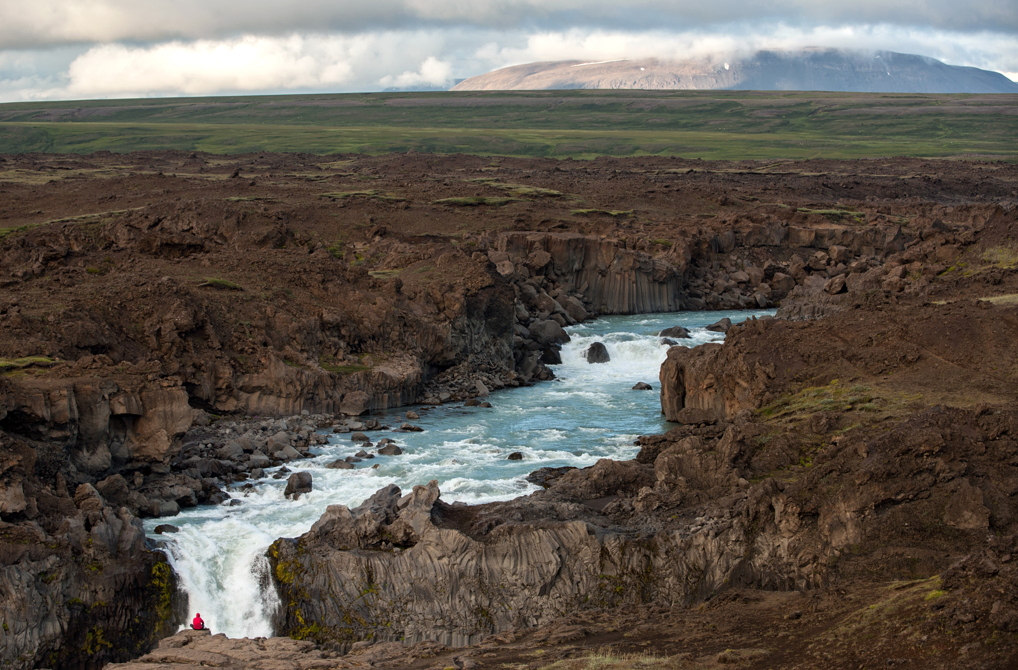 AF-S Zoom-Nikkor 80-200mm f/2.8D IF-ED sample photo. Looking at waterfall photography
