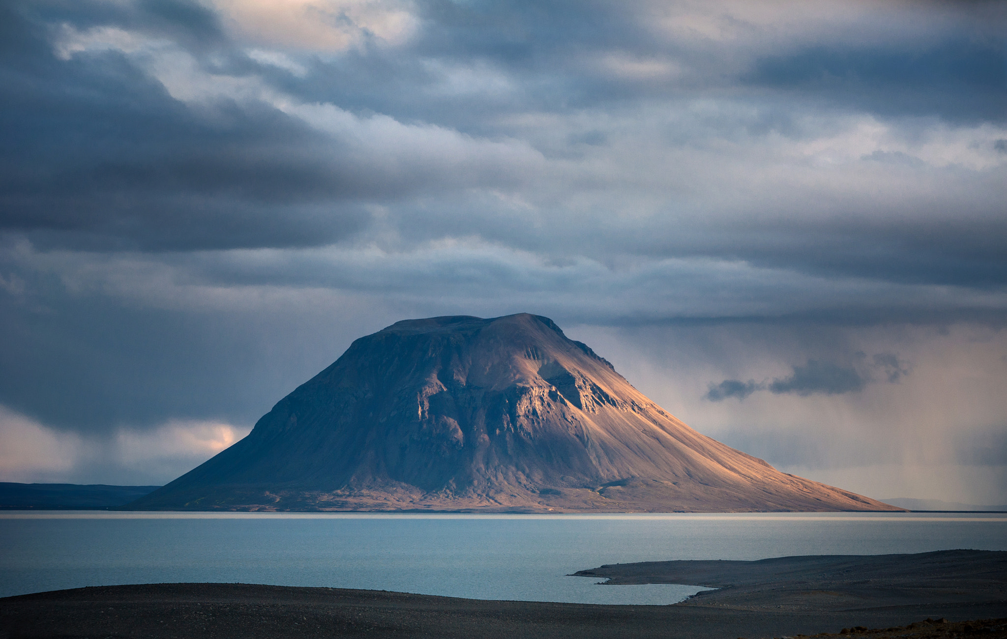 AF-S Zoom-Nikkor 80-200mm f/2.8D IF-ED sample photo. Old volcano photography