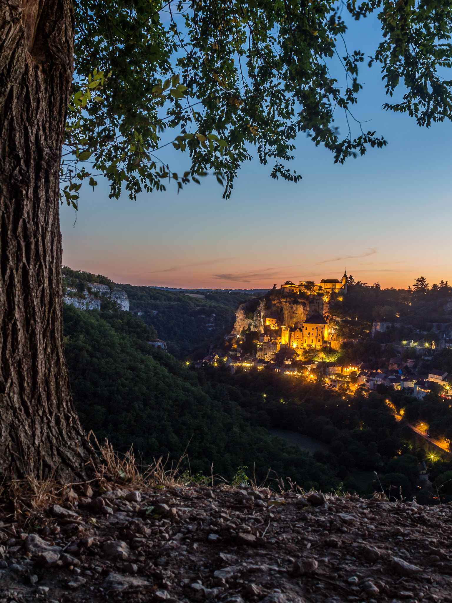 Canon EF 22-55mm f/4-5.6 USM sample photo. Rocamadour au coin dun arbre photography