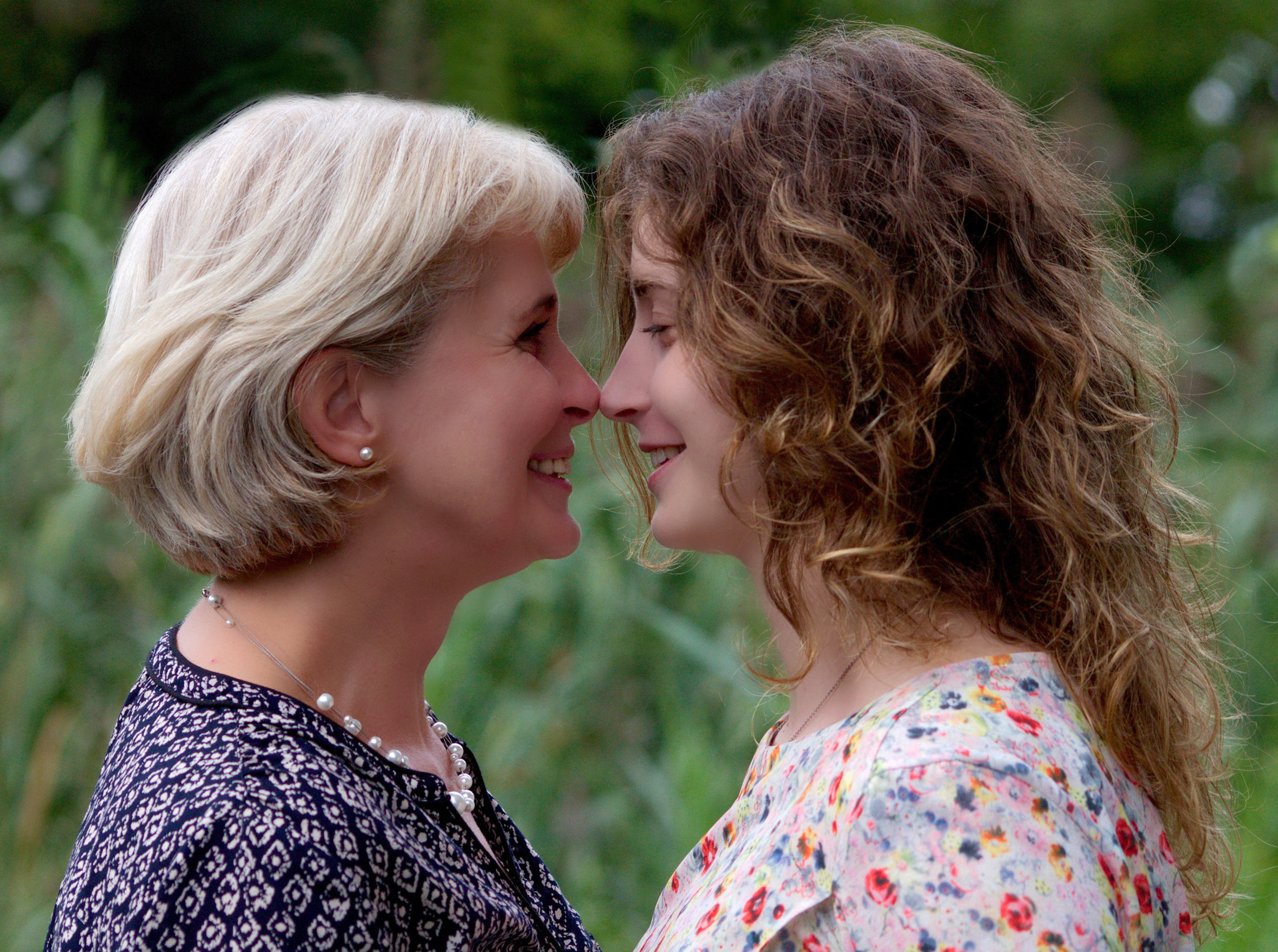 Sigma 70-300mm F4-5.6 APO DG Macro sample photo. Mother and daughter photography