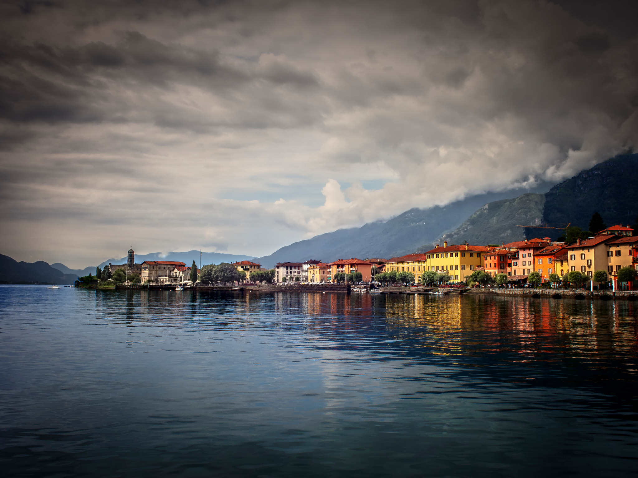 Olympus OM-D E-M5 + Olympus M.Zuiko Digital 17mm F2.8 Pancake sample photo. Lake como i photography