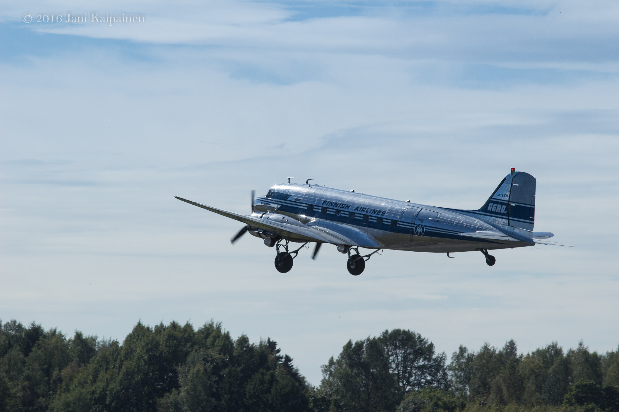Canon EOS 600D (Rebel EOS T3i / EOS Kiss X5) + Canon EF 70-200mm F4L IS USM sample photo. And in the air... photography