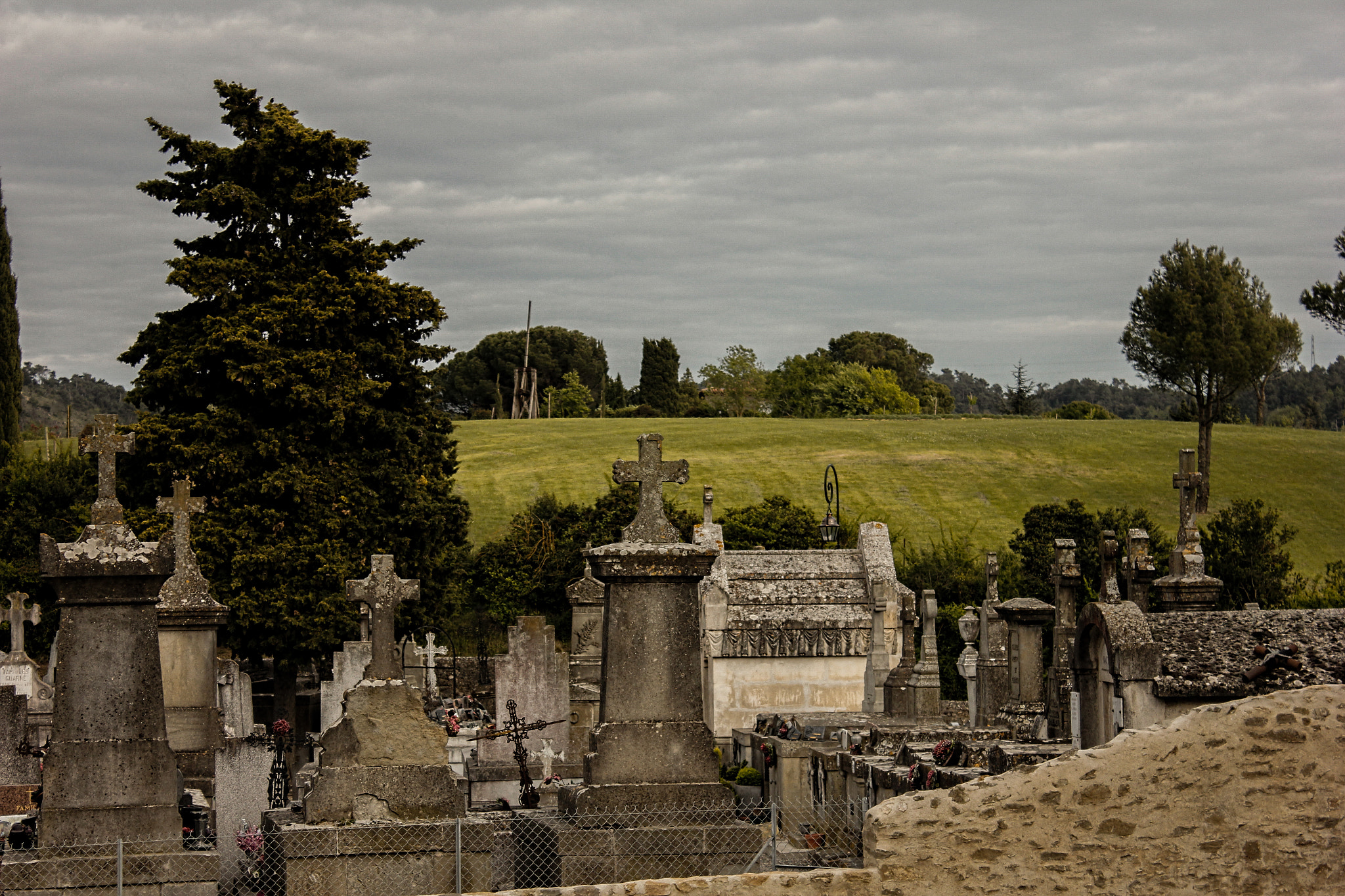 Canon EOS 550D (EOS Rebel T2i / EOS Kiss X4) sample photo. Ancient graveyard photography