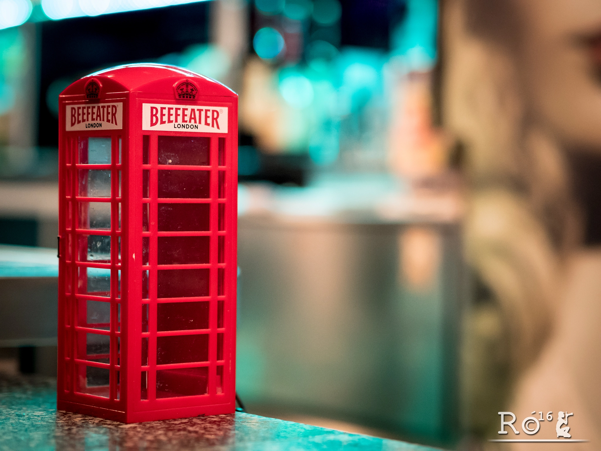 Panasonic Lumix DMC-GH4 + Olympus M.Zuiko Digital 45mm F1.8 sample photo. London in a spanish pub photography