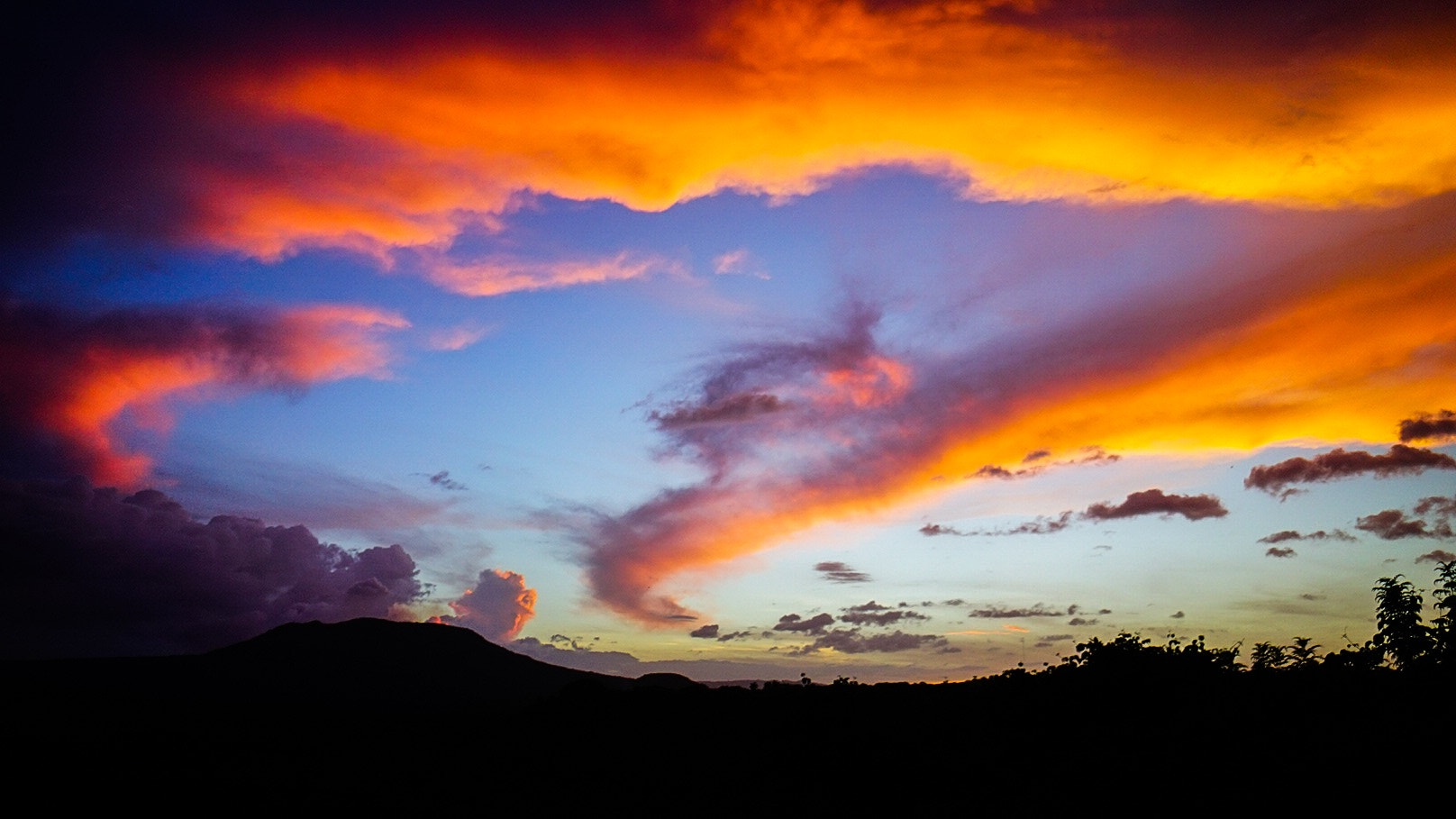 Sony a7 + Sony E 16mm F2.8 sample photo. Cielo mágico photography