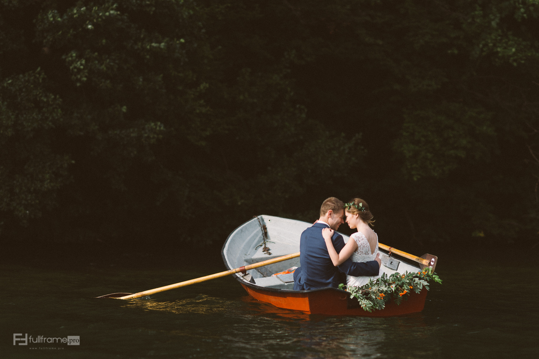 Sony Planar T* 85mm F1.4 ZA sample photo. Love boat photography