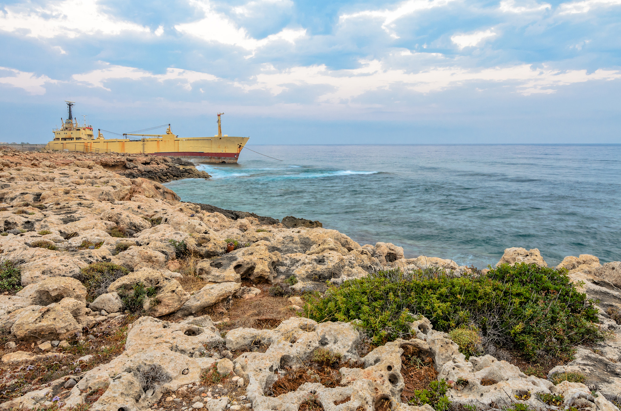 Nikon AF-S Nikkor 14-24mm F2.8G ED sample photo. Ship aground near rocky coast photography