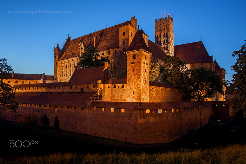 Canon EF 24mm F2.8 IS USM sample photo. Malbork castle by night photography