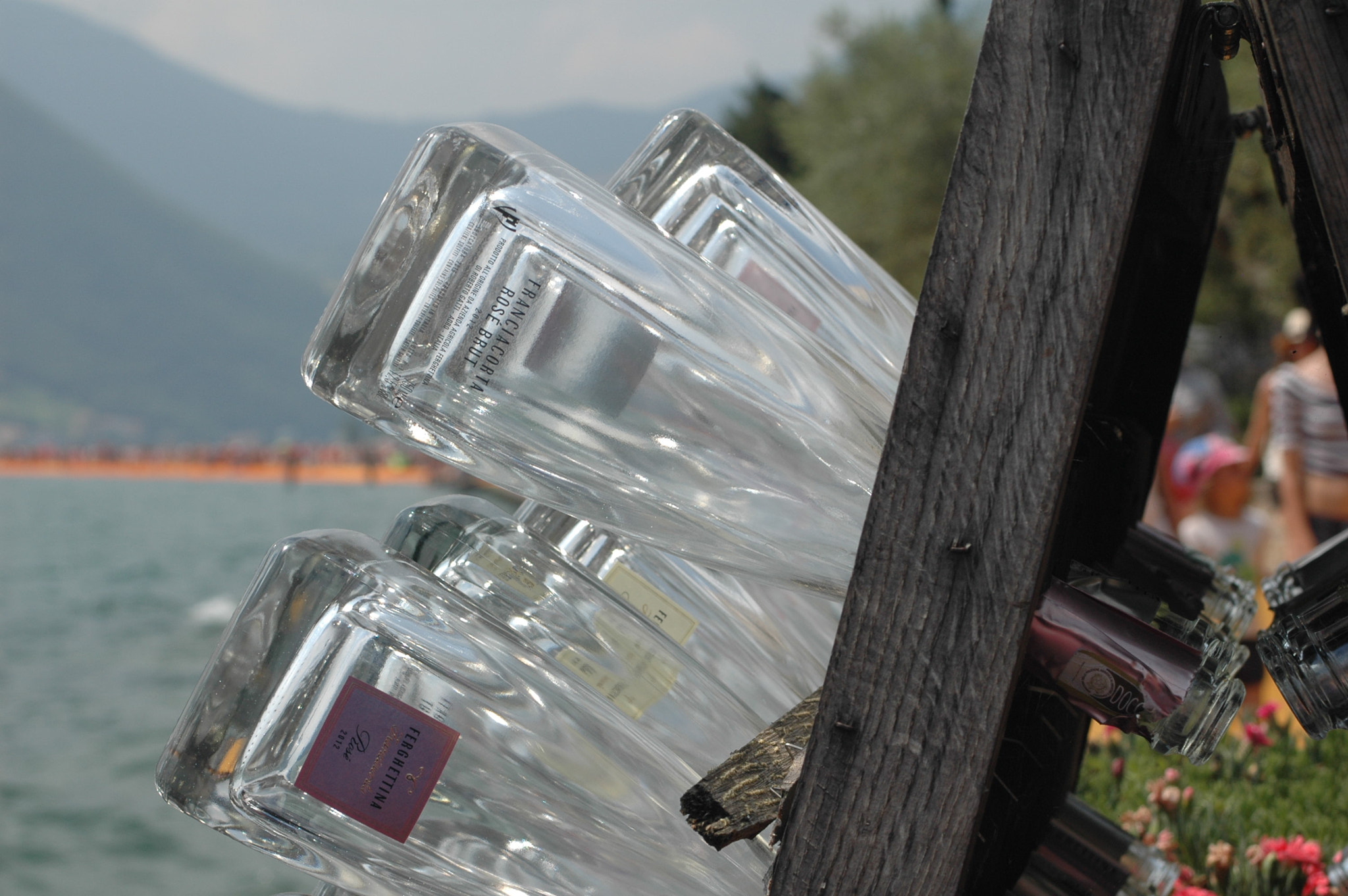 AF Zoom-Nikkor 35-70mm f/3.3-4.5 N sample photo. Bottiglie sul lago photography