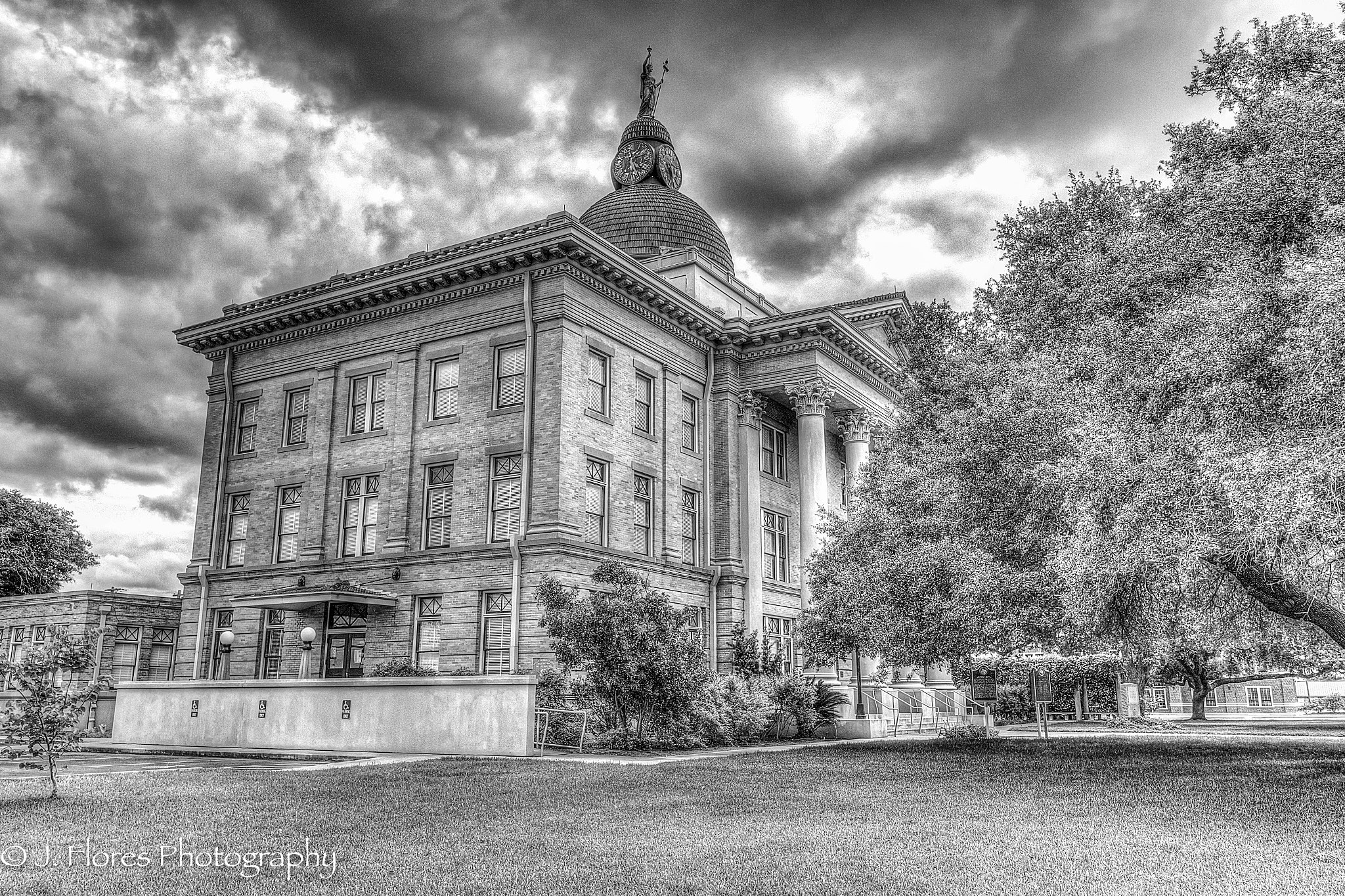 Canon EOS 7D Mark II + Canon EF-S 10-18mm F4.5–5.6 IS STM sample photo. Beeville courthouse photography