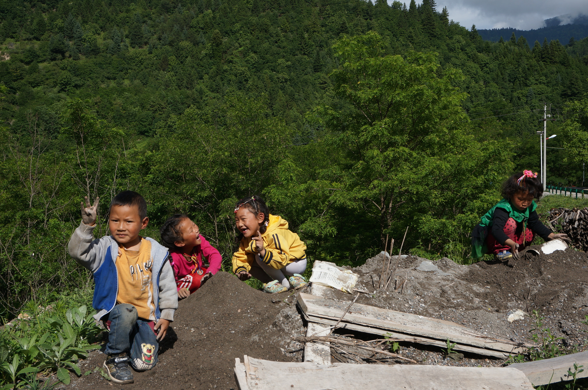 Sony E 16-50mm F3.5-5.6 PZ OSS sample photo. Playing in dirt photography