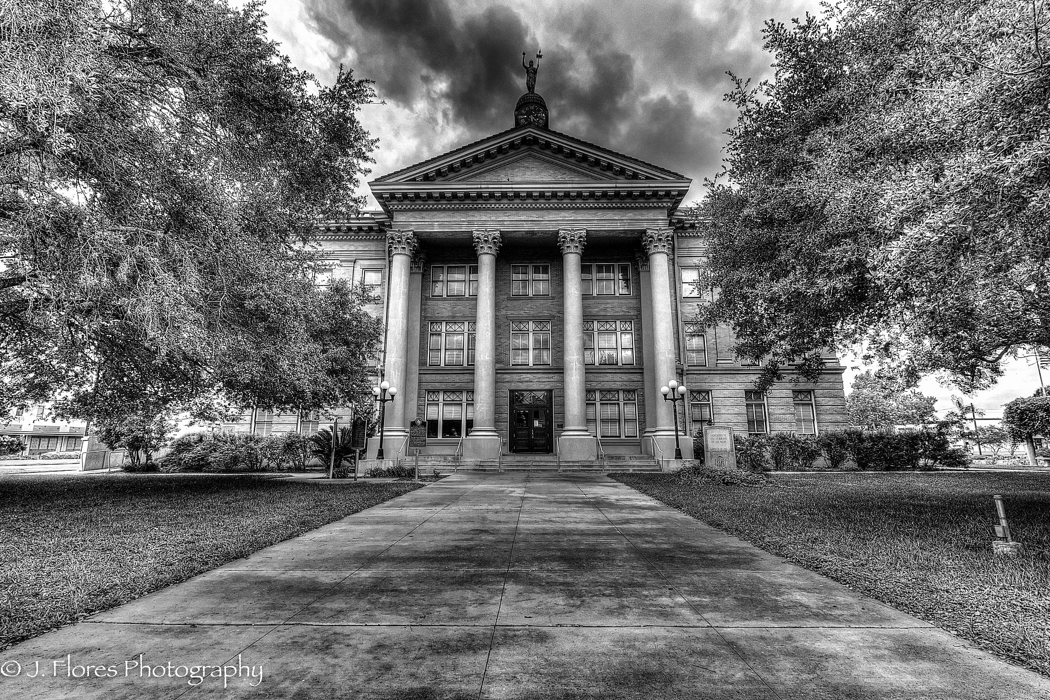 Canon EOS 7D Mark II + Canon EF-S 10-18mm F4.5–5.6 IS STM sample photo. Entrance to courthouse photography