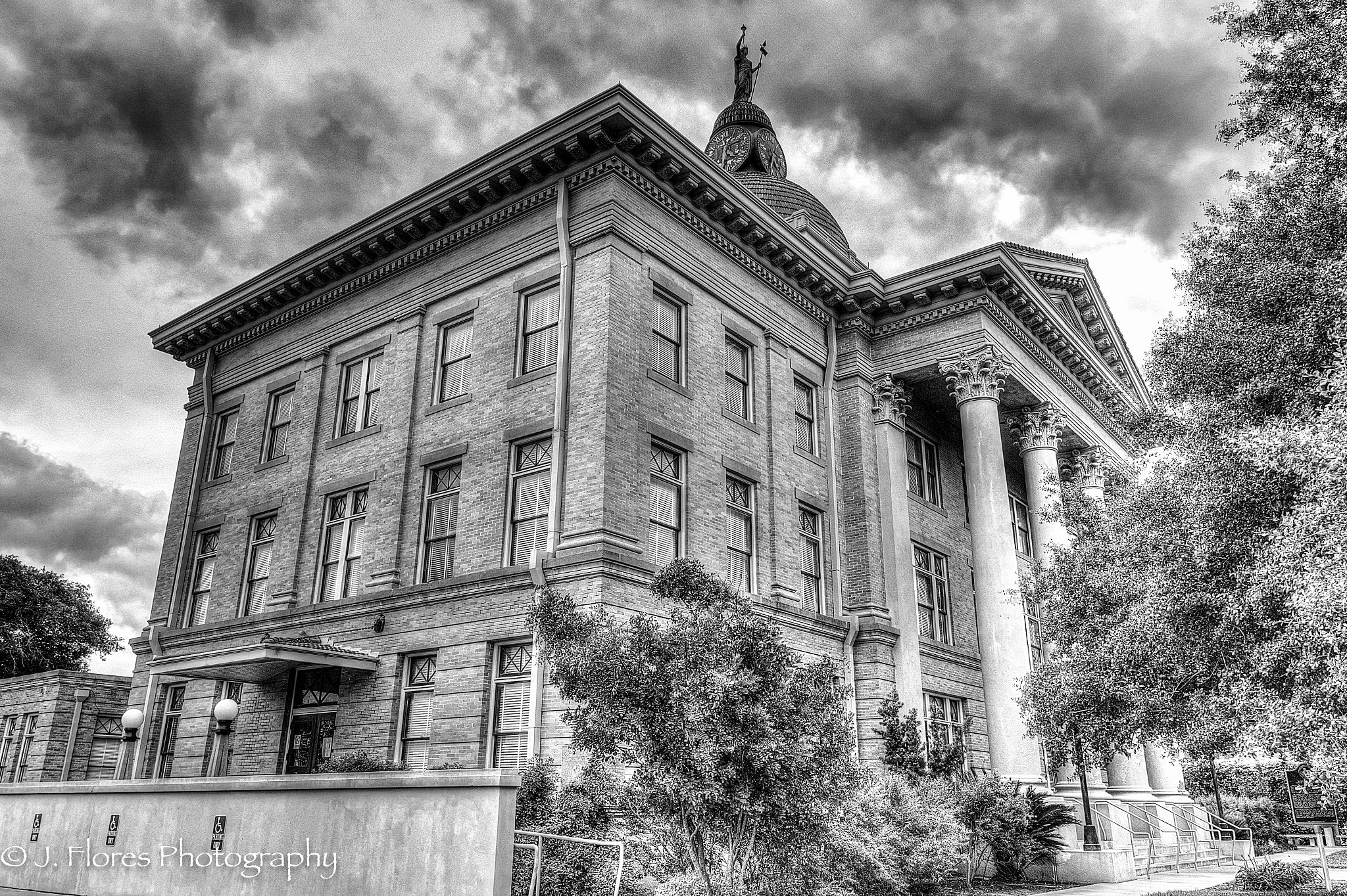 Canon EOS 7D Mark II + Canon EF-S 10-18mm F4.5–5.6 IS STM sample photo. Beeville courthouse photography