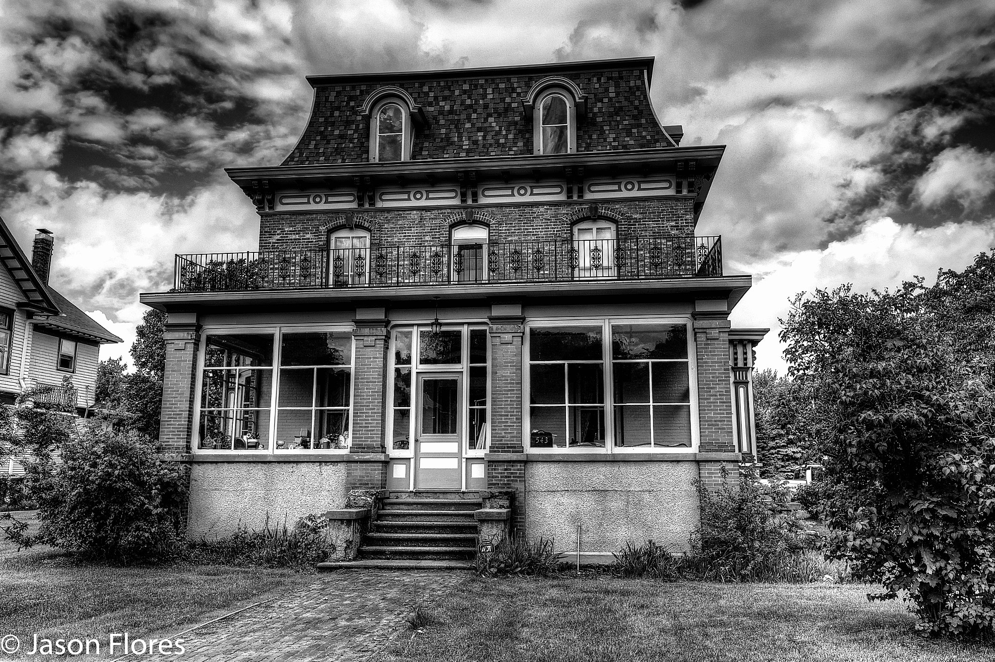 Canon EF-S 10-18mm F4.5–5.6 IS STM sample photo. Oconto house b&w photography