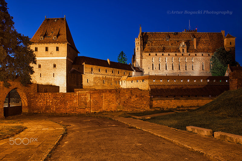 Canon EF 24mm F2.8 IS USM sample photo. Malbork castle at night in poland photography