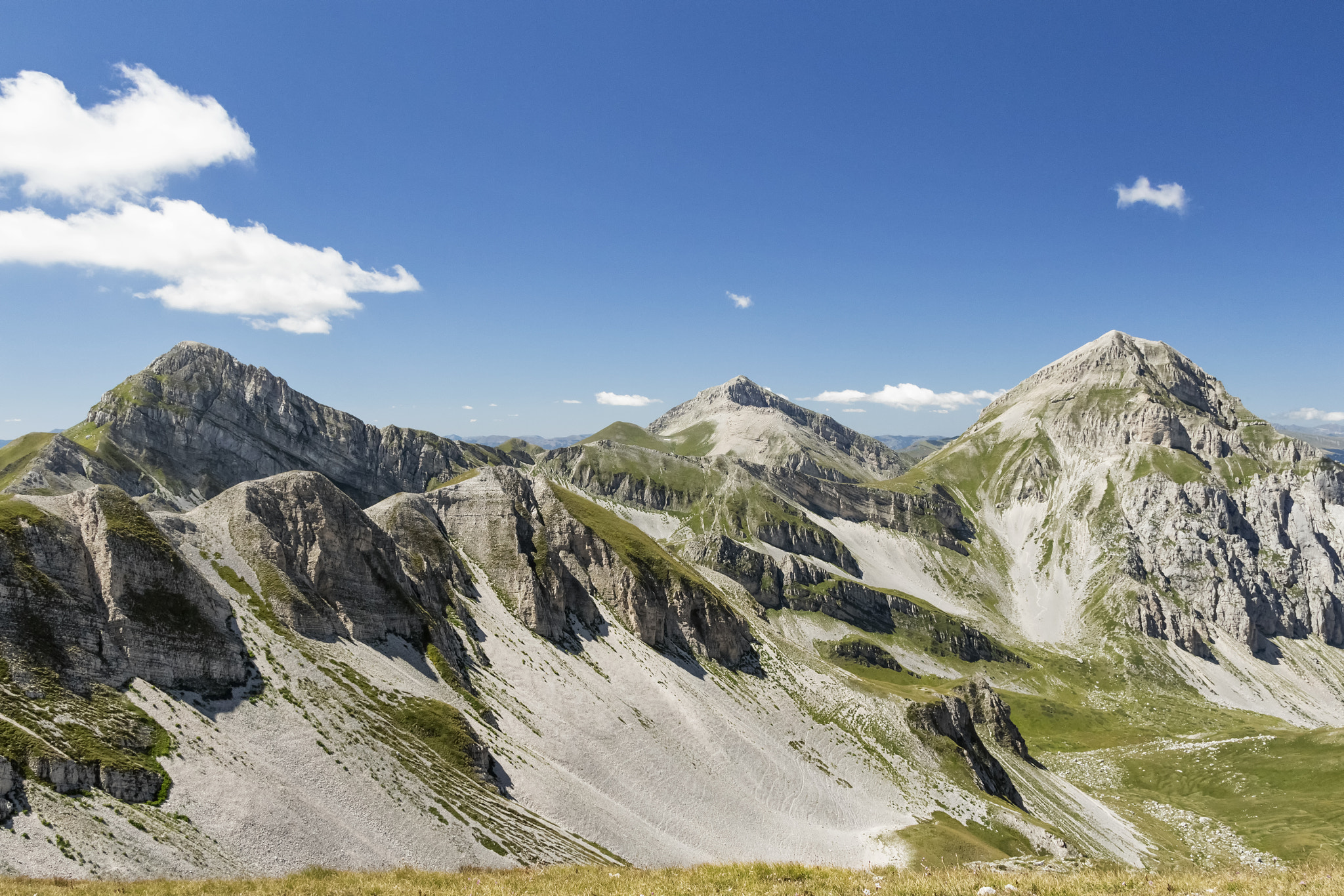 Canon EF-S 17-55mm F2.8 IS USM sample photo. Gran sasso mountains campo imperatore photography