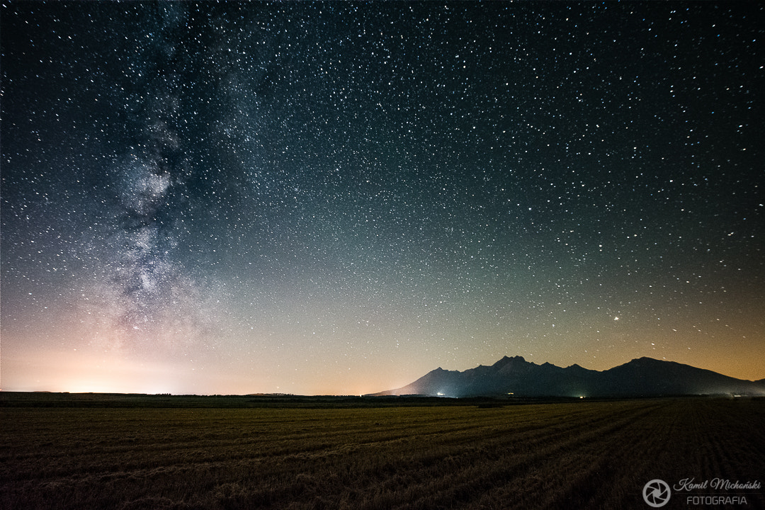Samyang 14mm F2.8 ED AS IF UMC sample photo. Milky way over the fields. photography