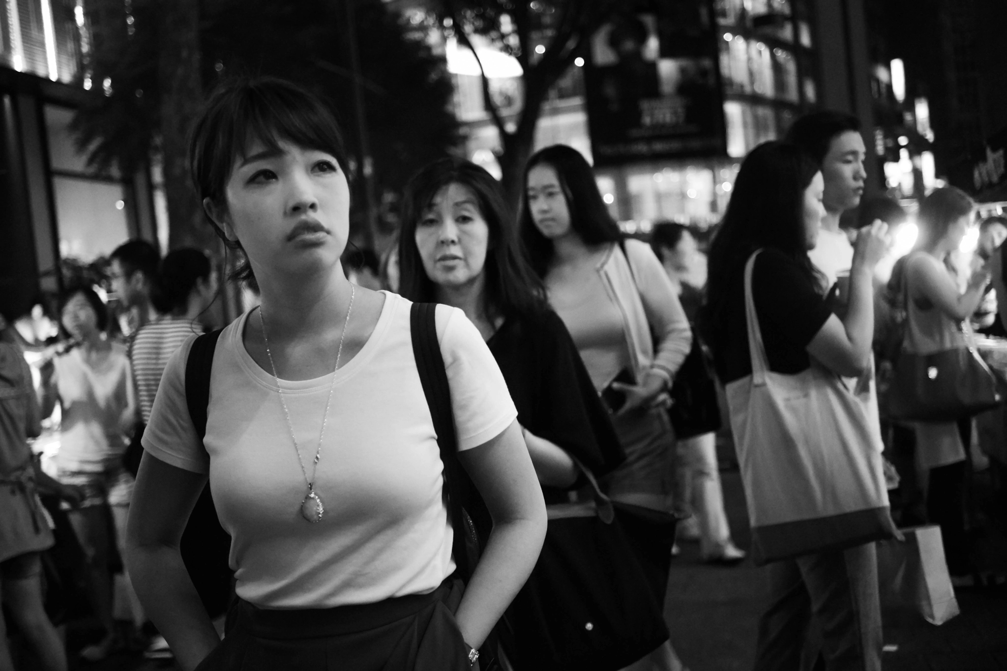 NX 30mm F2 sample photo. Waling in hot summer night photography