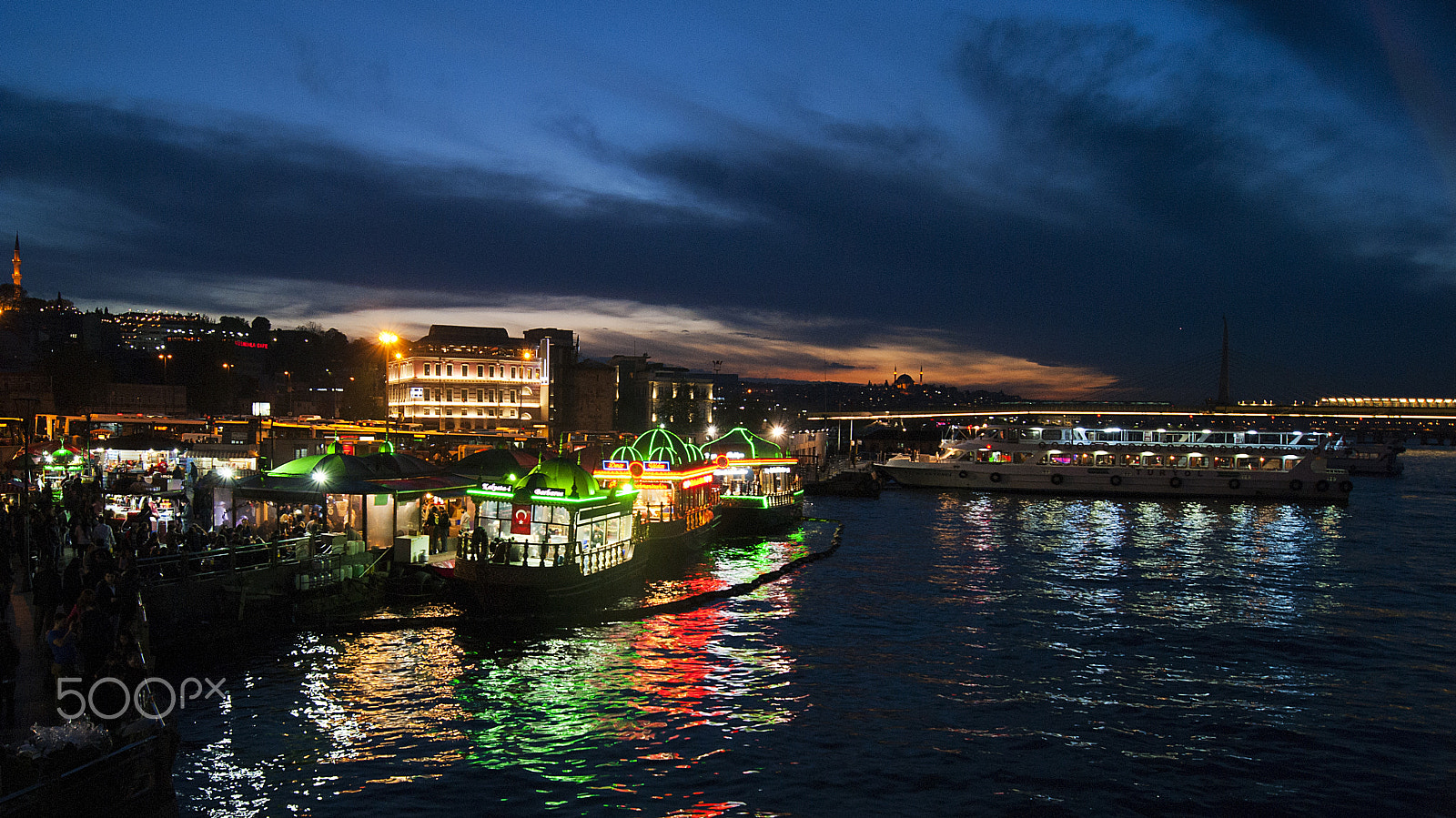 Sony Alpha DSLR-A230 + Sony DT 18-55mm F3.5-5.6 SAM sample photo. Fsh selling boats and kiosks on eminonu square photography