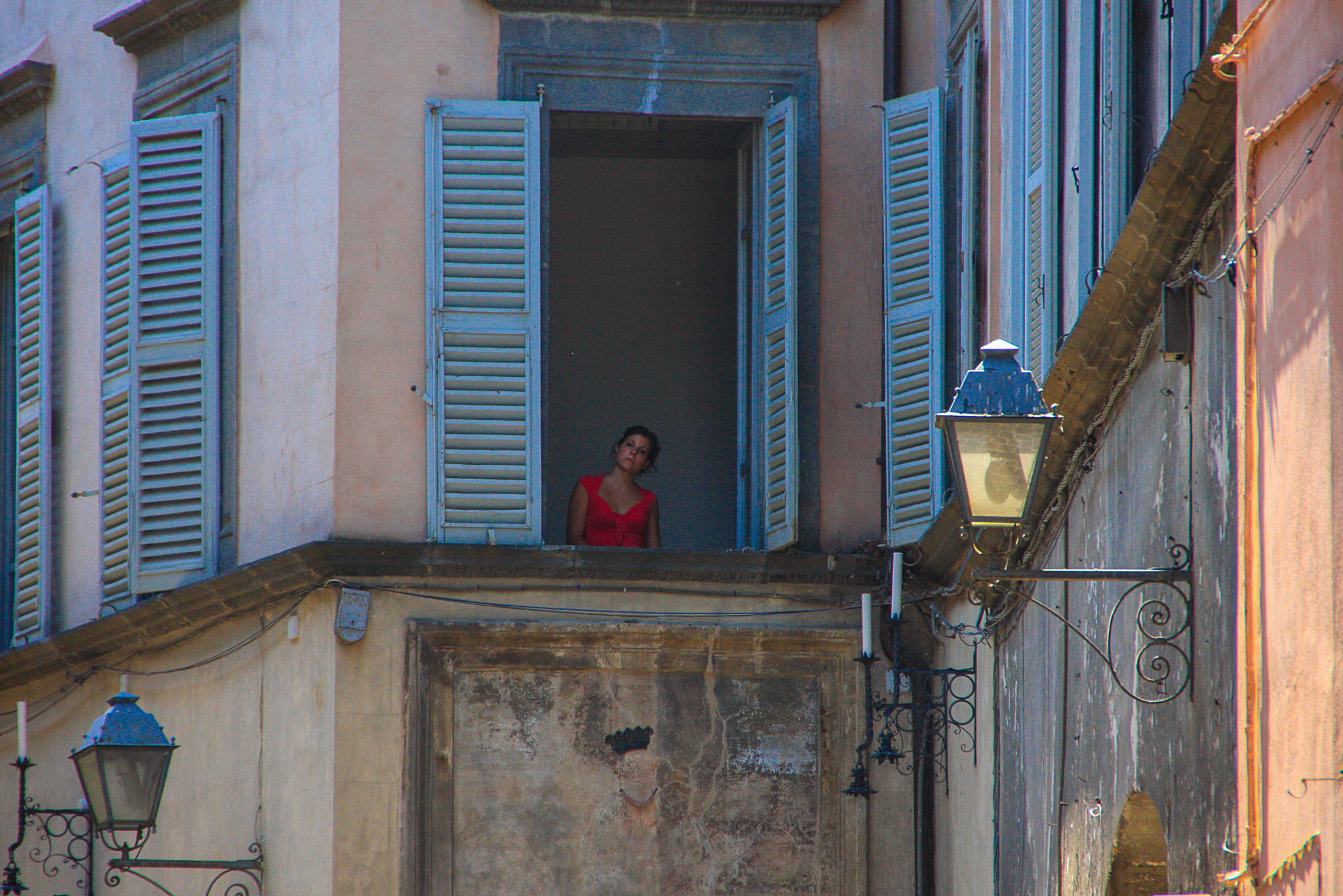 Canon EOS 40D sample photo. Lady in the window lucca italy photography