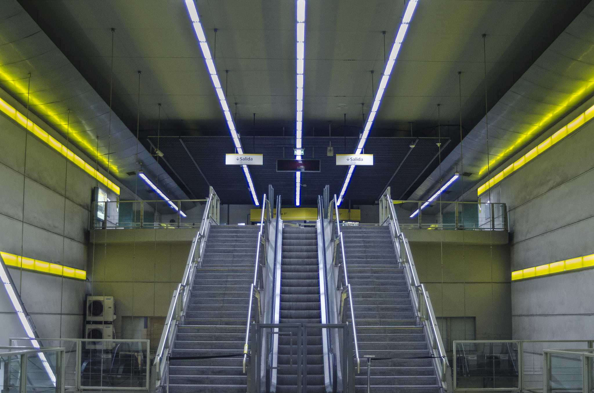 AF Zoom-Nikkor 35-70mm f/3.3-4.5 N sample photo. Metro lines photography