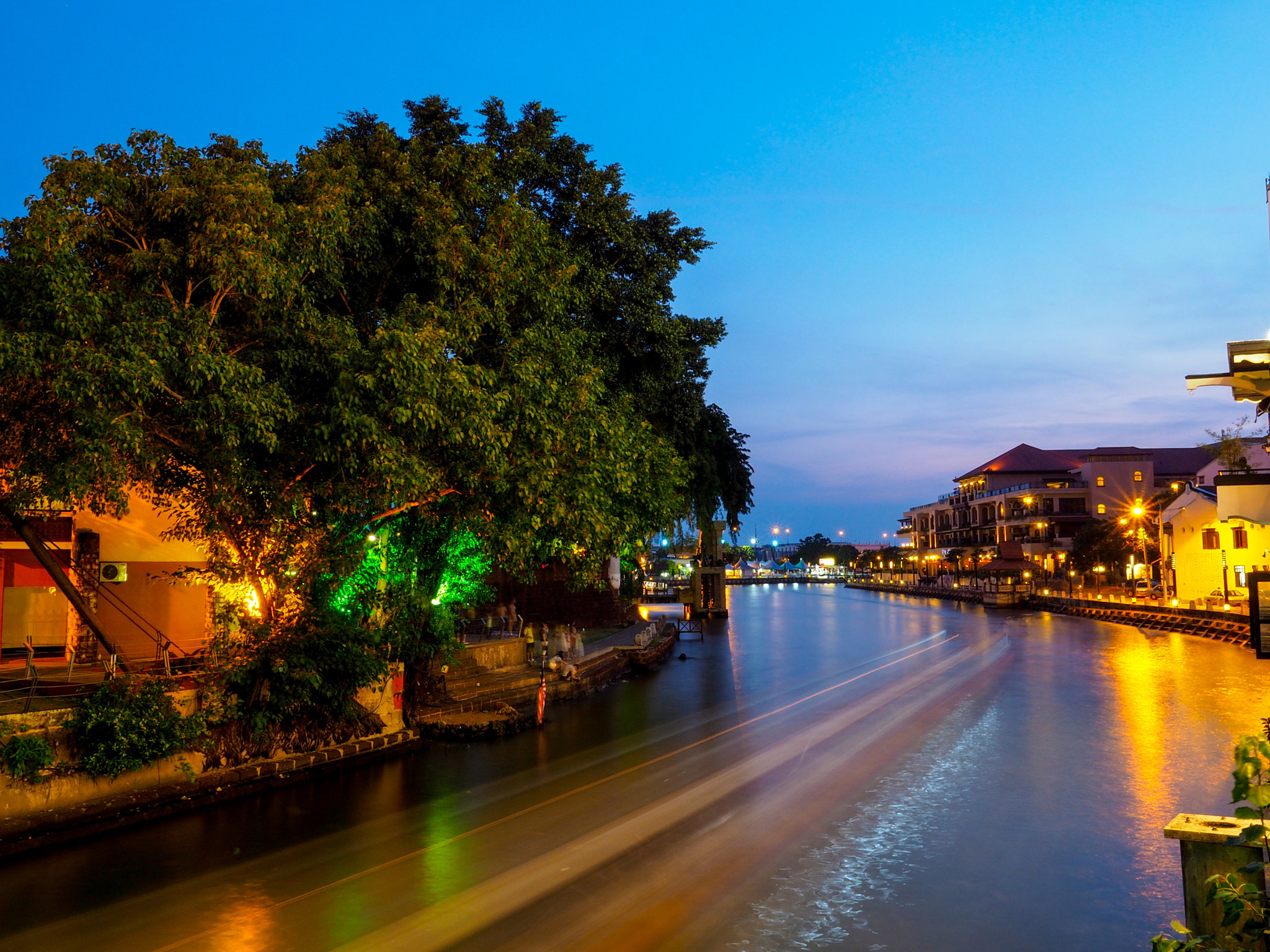 Olympus M.Zuiko Digital ED 12-40mm F2.8 Pro sample photo. Evening at river cruise ,melacca,malaysia photography