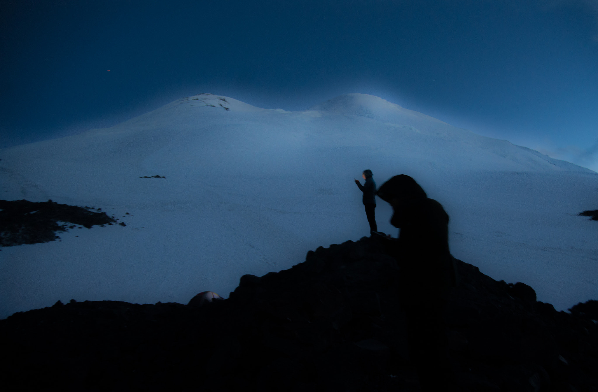 Sony Alpha DSLR-A900 + Sigma ZOOM-alpha 35-135mm F3.5-4.5 sample photo. Night at the 3800 m shelter, mt. elbrus photography