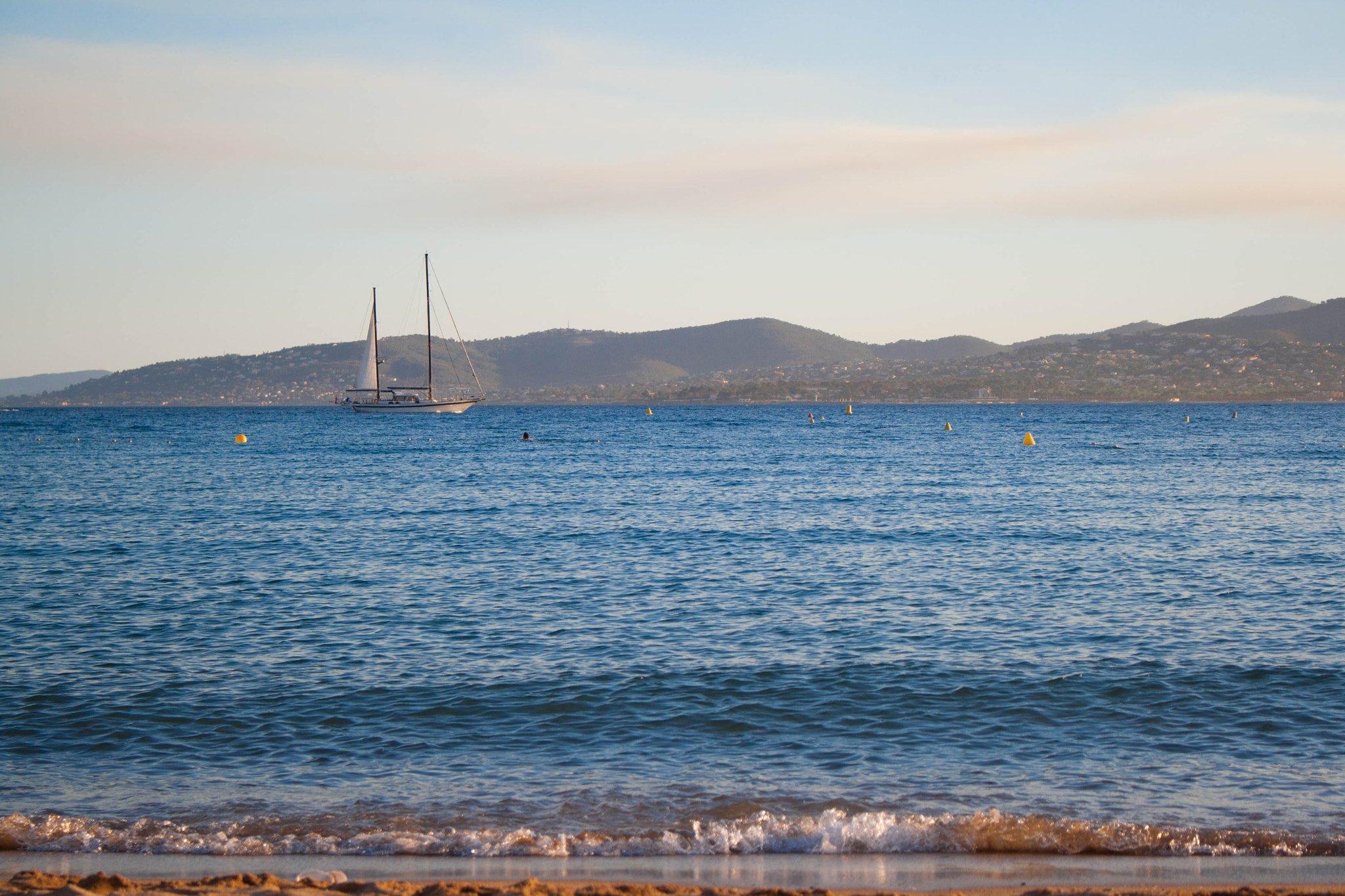 Canon EOS 1000D (EOS Digital Rebel XS / EOS Kiss F) sample photo. Sailing ship from saint raphaël beach photography