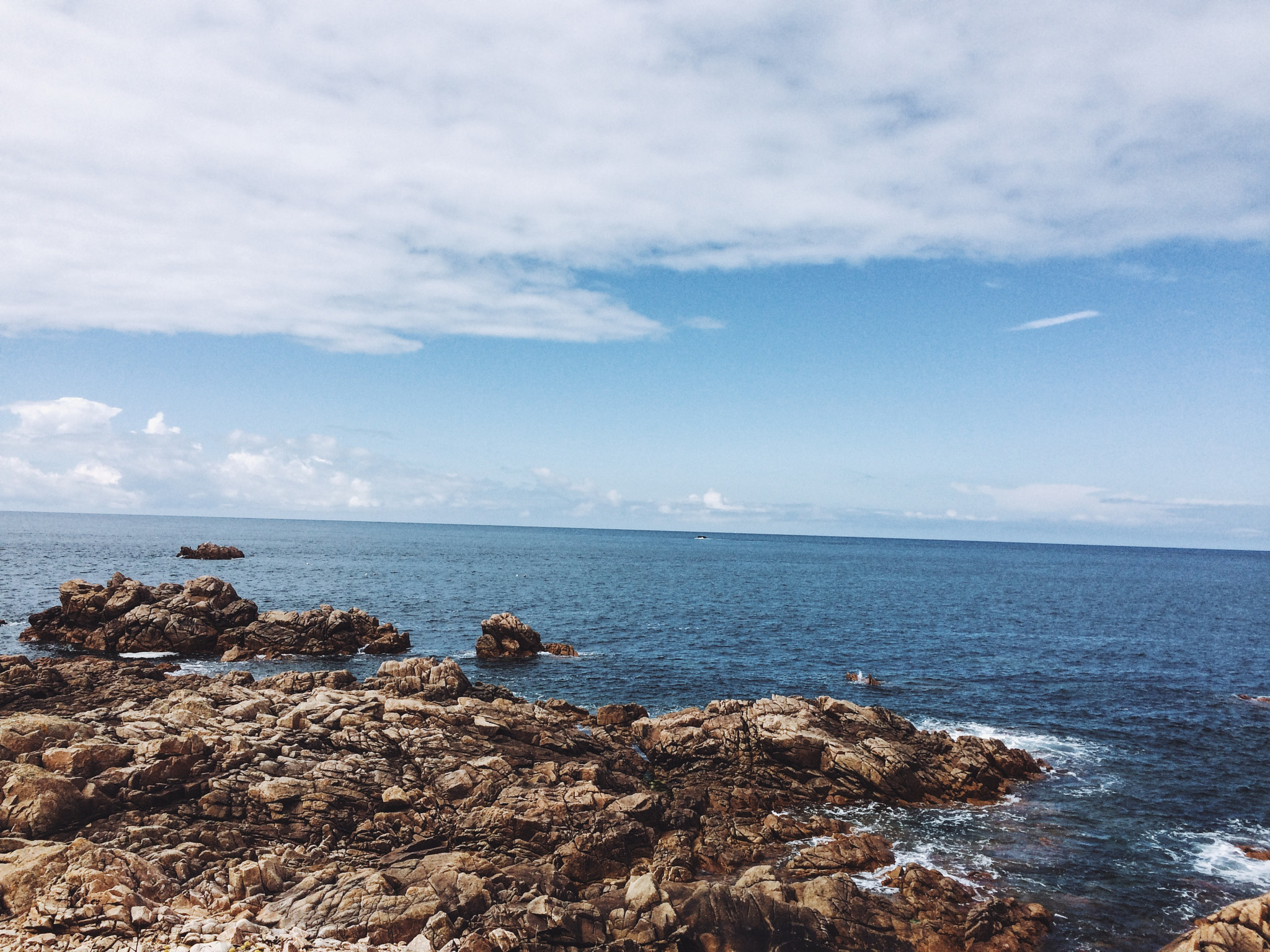 Jag.gr 645 PRO Mk III for Apple iPhone 5s sample photo. Looking out to see at castel, guernsey. photography