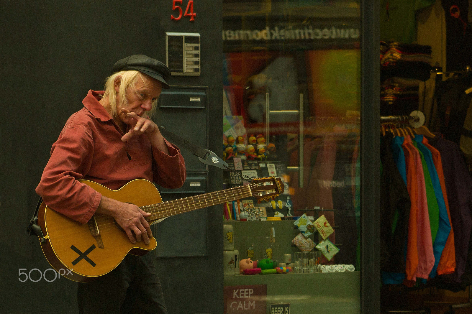 Leica M9 + Leica Macro-Elmar-M 90mm F4 sample photo. Street guitarman photography