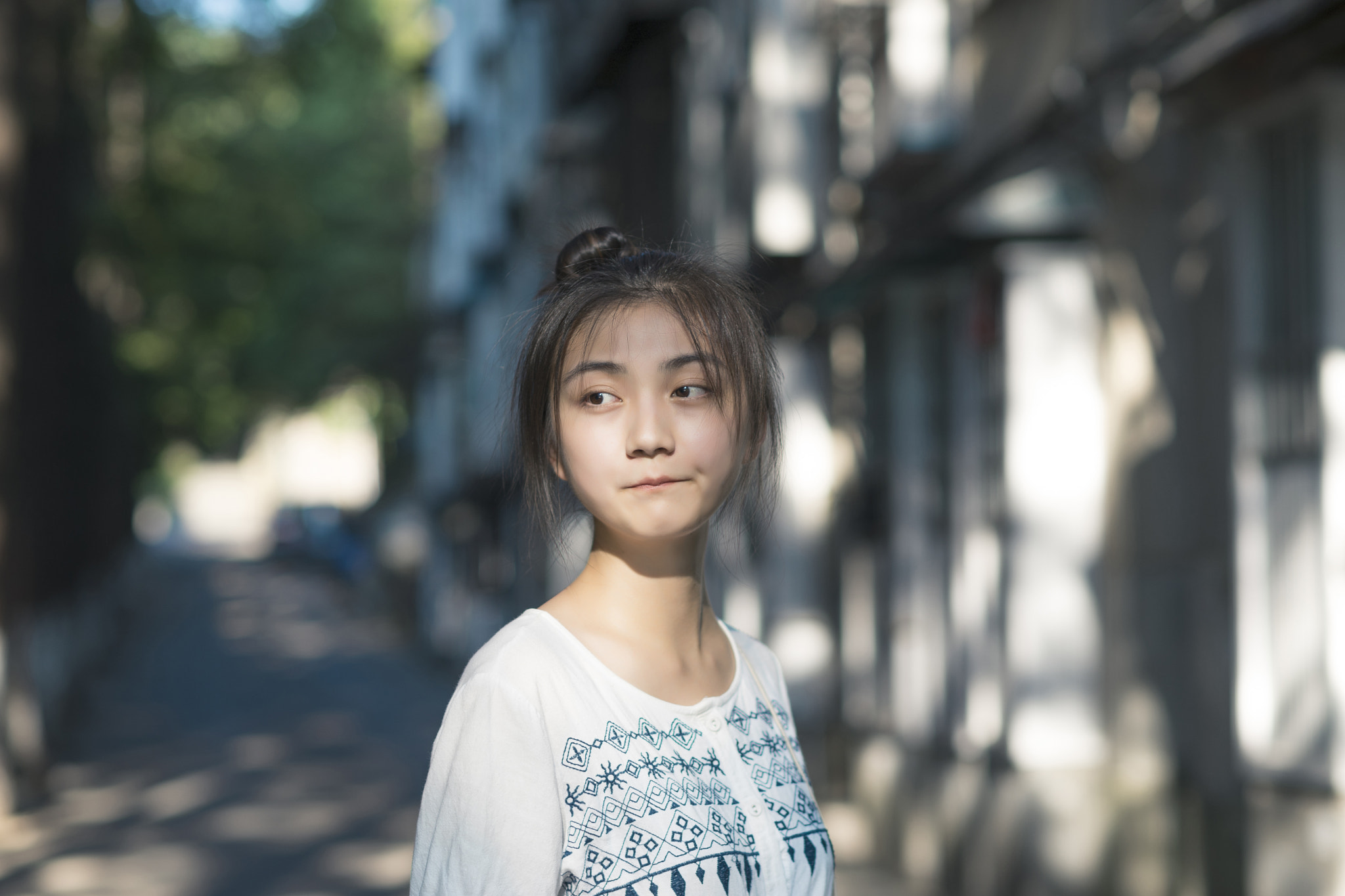 Sony Planar T* 85mm F1.4 ZA sample photo. Walking through campus photography