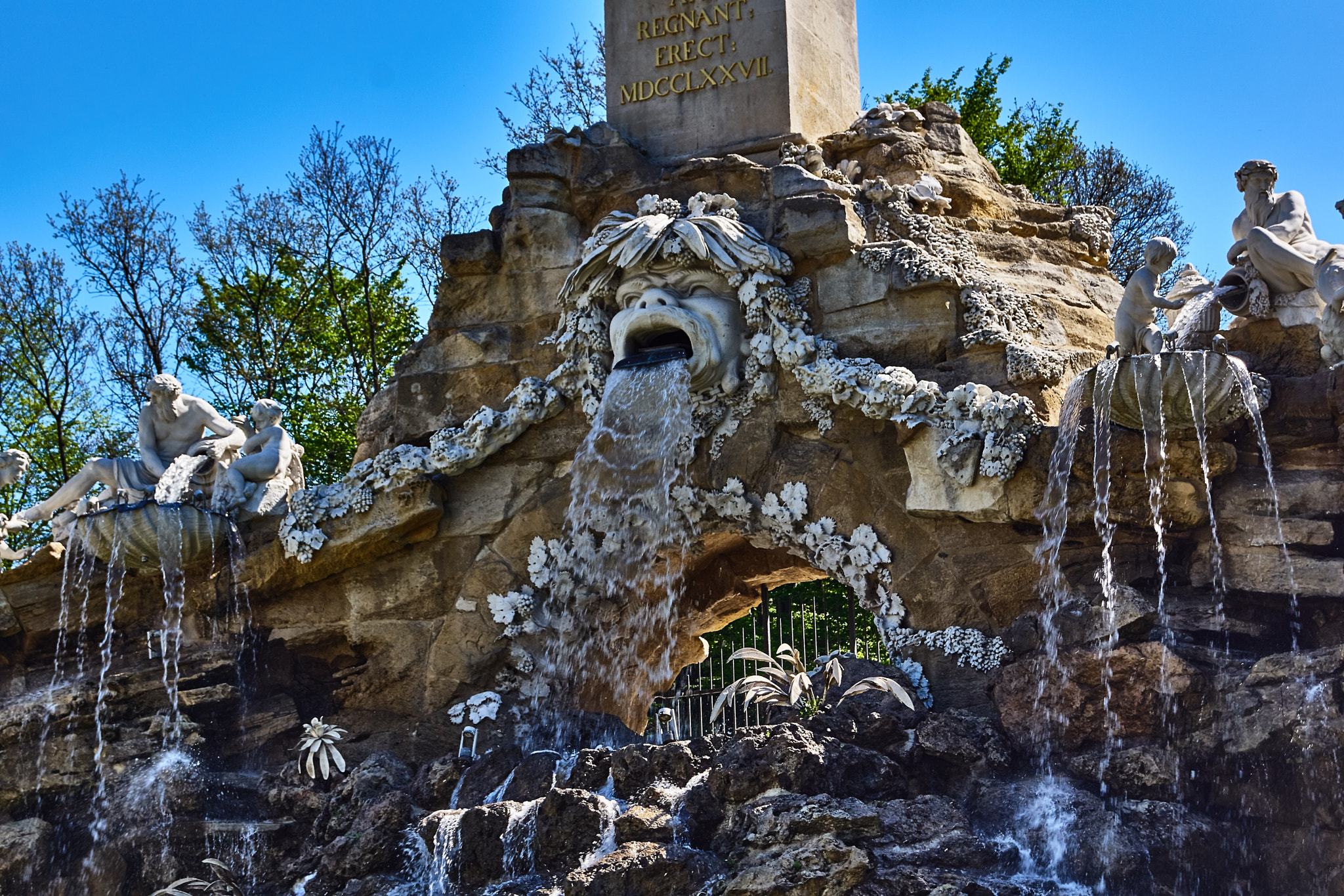 Sony SLT-A68 + Sony DT 18-55mm F3.5-5.6 SAM sample photo. Waterfall schönbrunn vienna photography