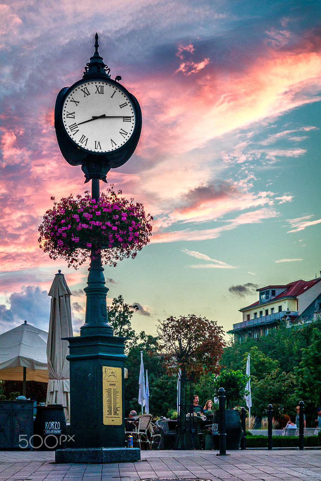 Tamron SP AF 17-50mm F2.8 XR Di II LD Aspherical (IF) sample photo. Clock photography