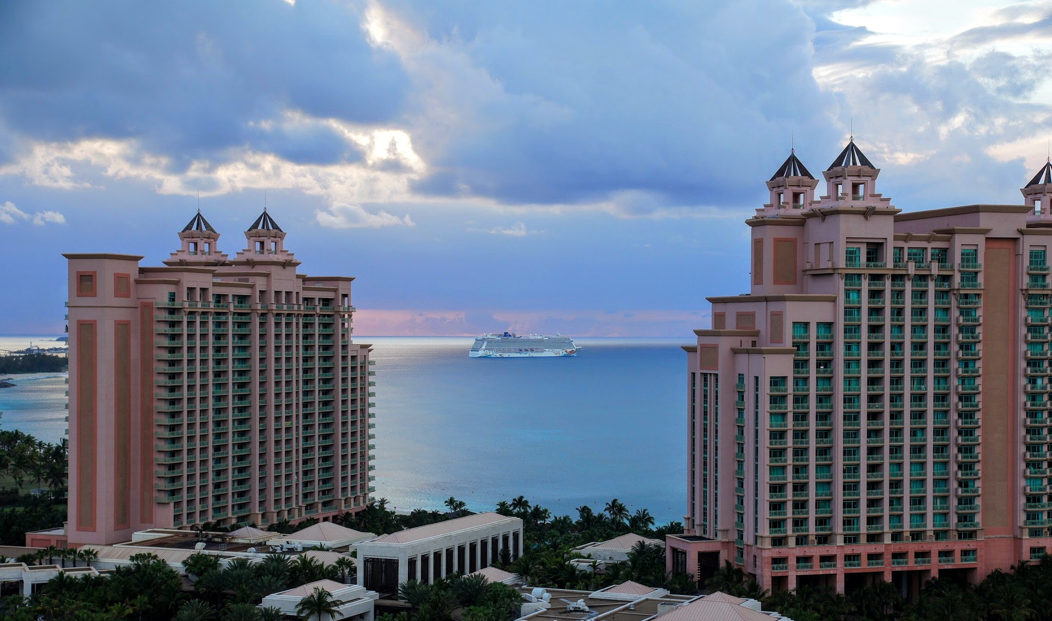 Sony DT 16-105mm F3.5-5.6 sample photo. Hotel atlantis photography