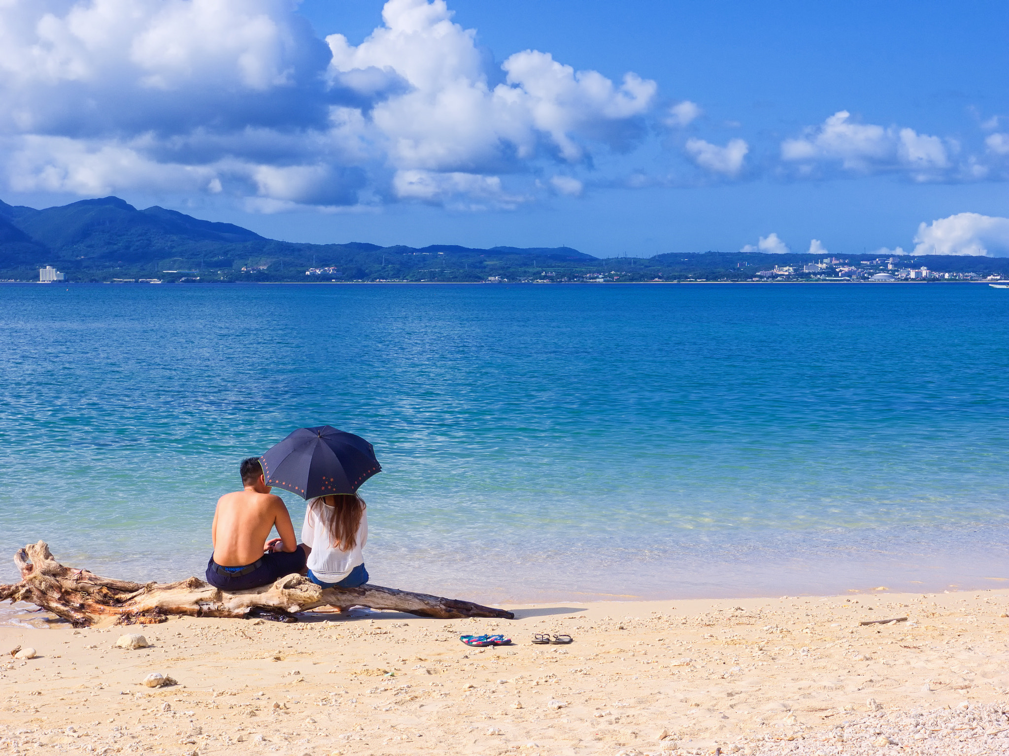 Olympus Zuiko Digital ED 12-60mm F2.8-4.0 SWD sample photo. A couple of okinawa nago city beach. photography