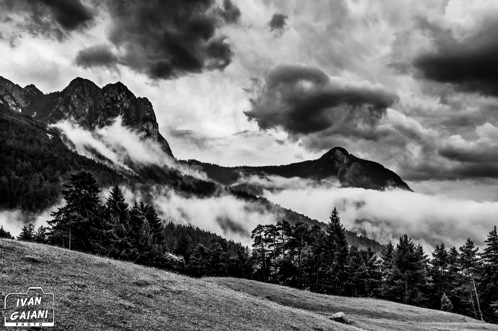 Nikon AF-S Nikkor 200-400mm F4G ED-IF VR sample photo. Low clouds, high mountains photography