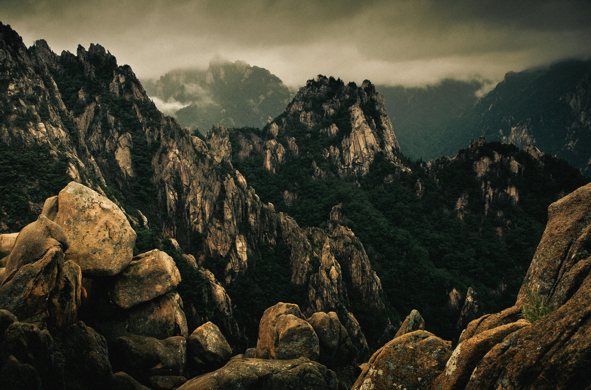 Canon EOS 5D + EF28-70mm f/2.8L USM sample photo. The mountains spine photography