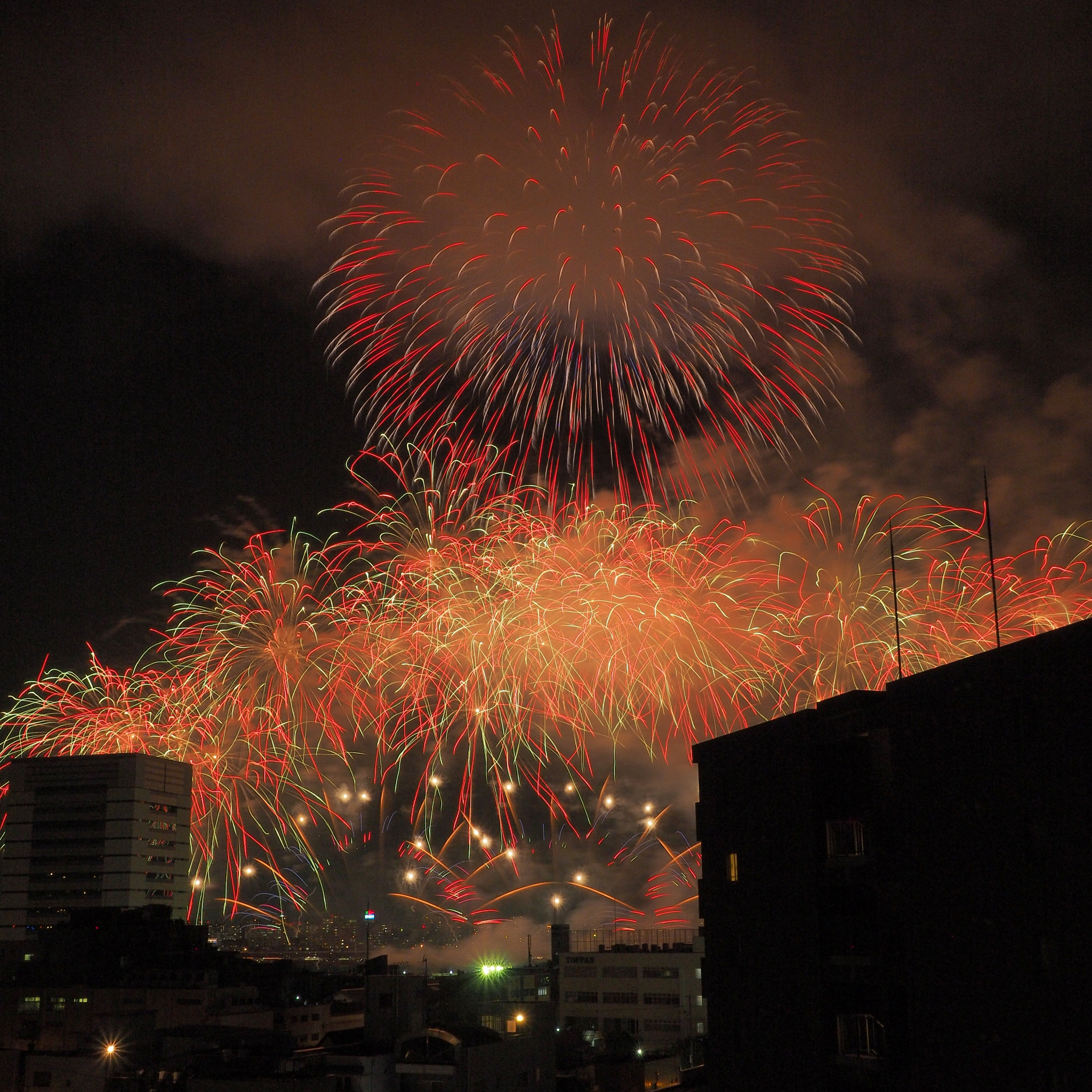 Olympus OM-D E-M5 II + Olympus M.Zuiko Digital ED 12-40mm F2.8 Pro sample photo. なにわ淀川花火大会 2016 photography