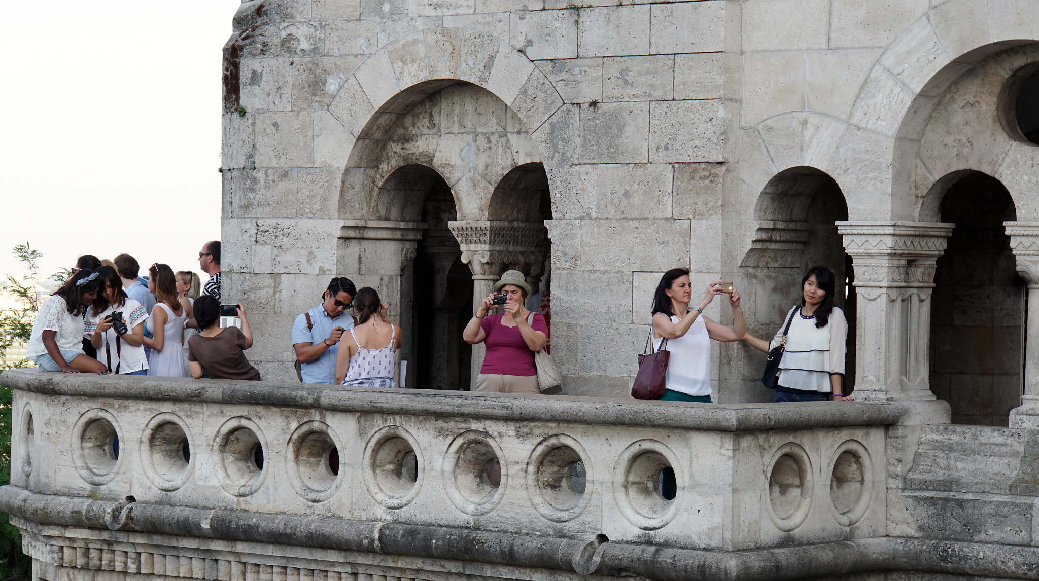 Sony E 18-200mm F3.5-6.3 OSS LE sample photo. Turistas photography