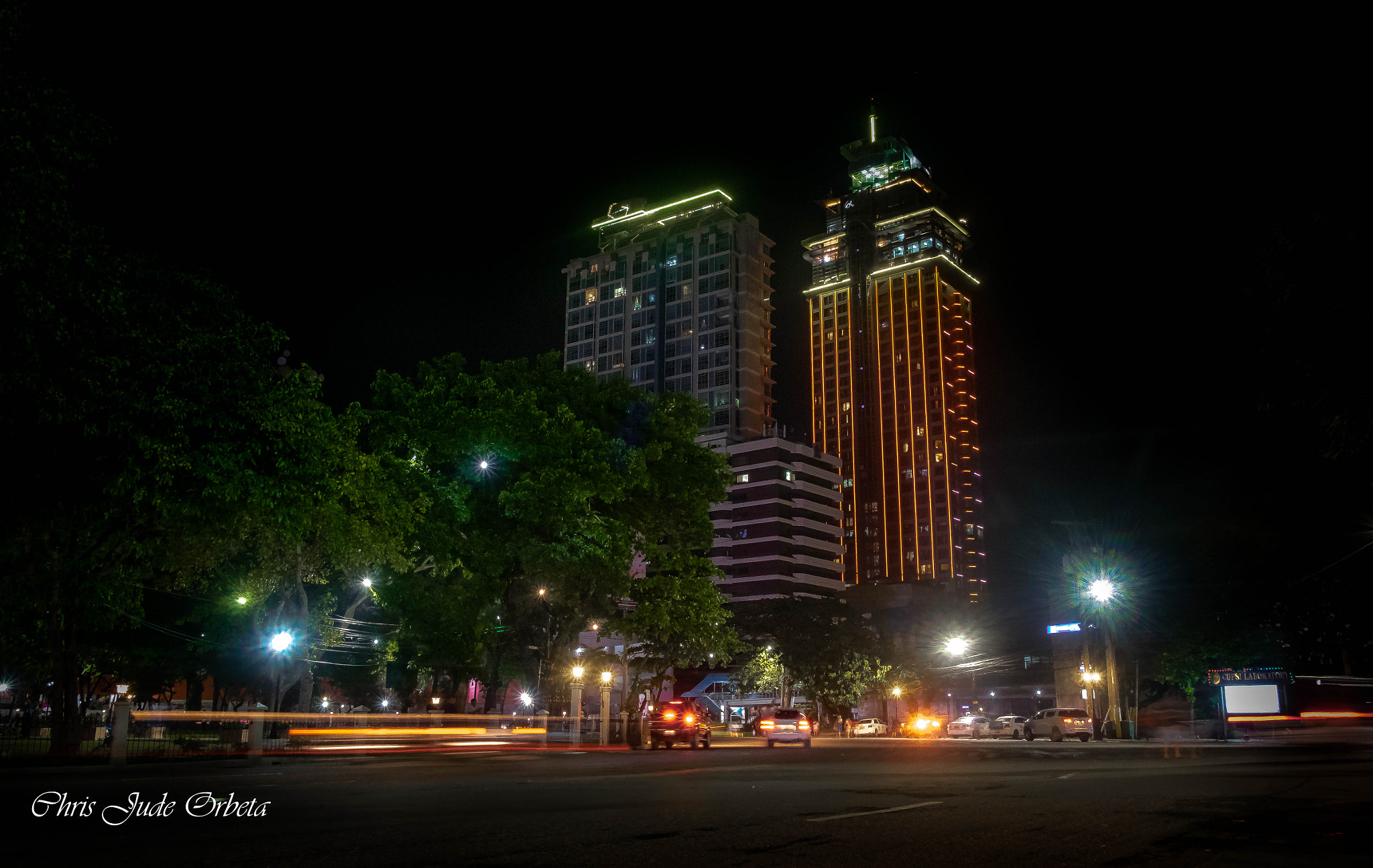 Fujifilm X-E2 + Fujifilm XF 18mm F2 R sample photo. City lights photography