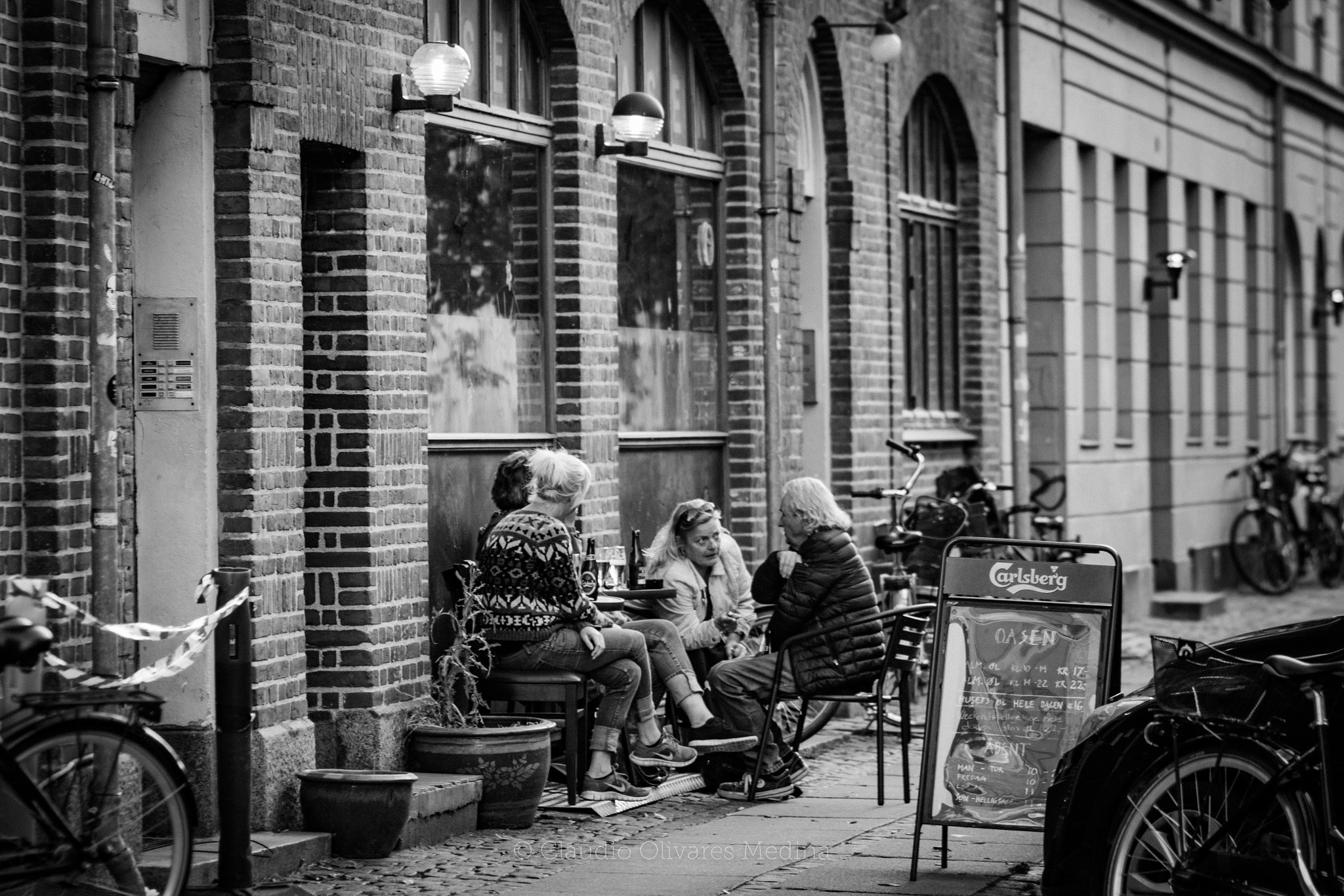 Canon EF 100mm F2.0 USM sample photo. Urban street life photography