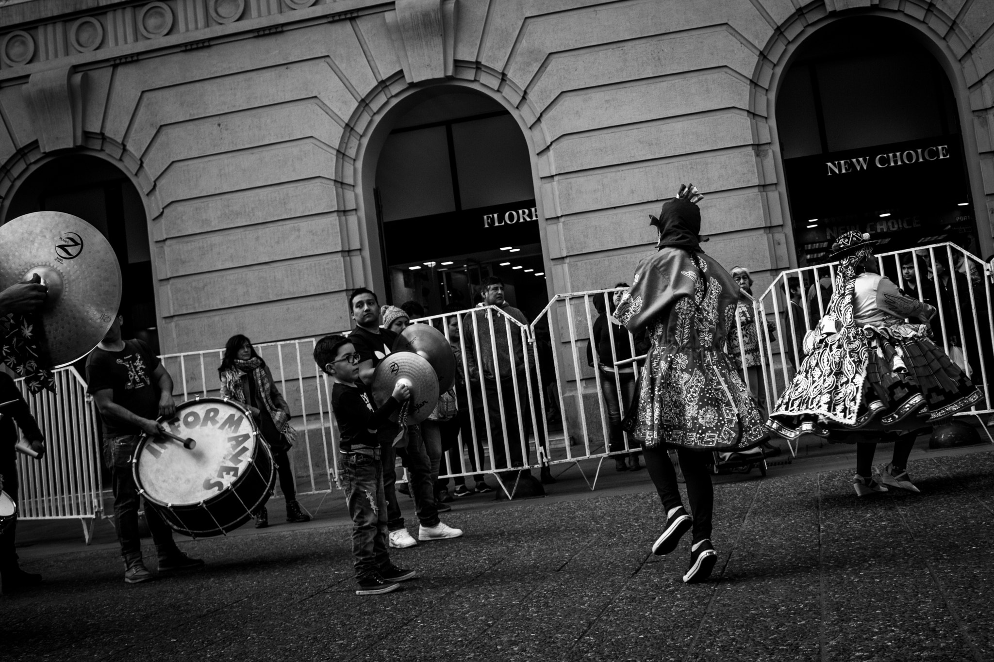 Canon EF-S 18-55mm F3.5-5.6 III sample photo. Niño y bailes photography